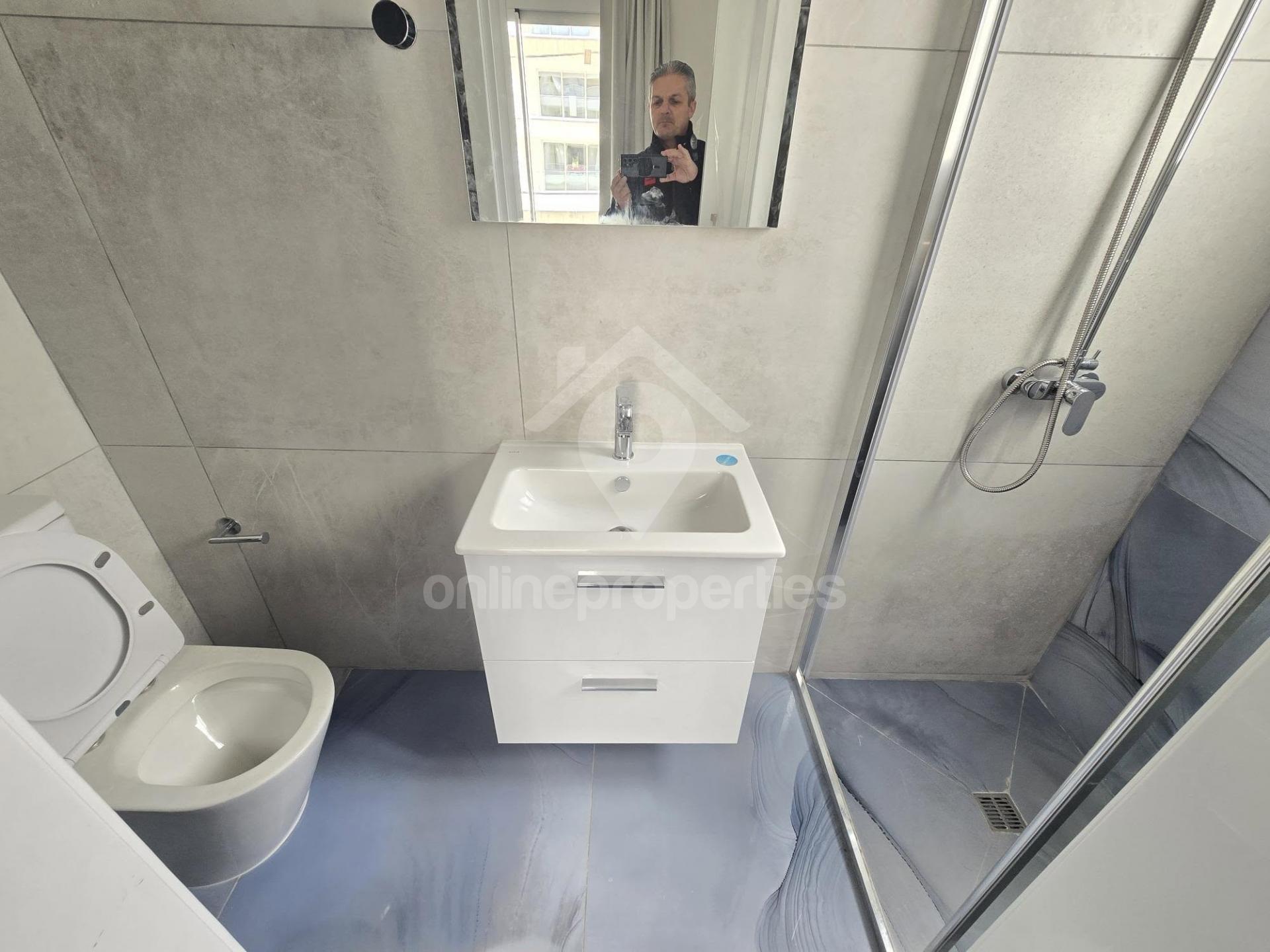 To change image, hover mouse over thumbnails below