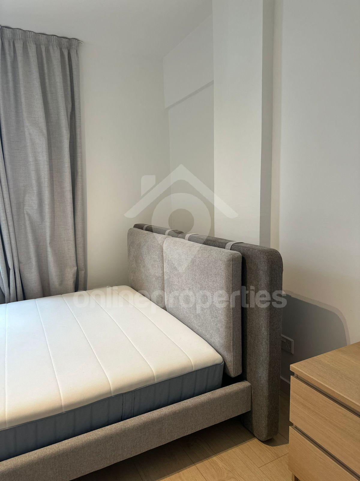 To change image, hover mouse over thumbnails below