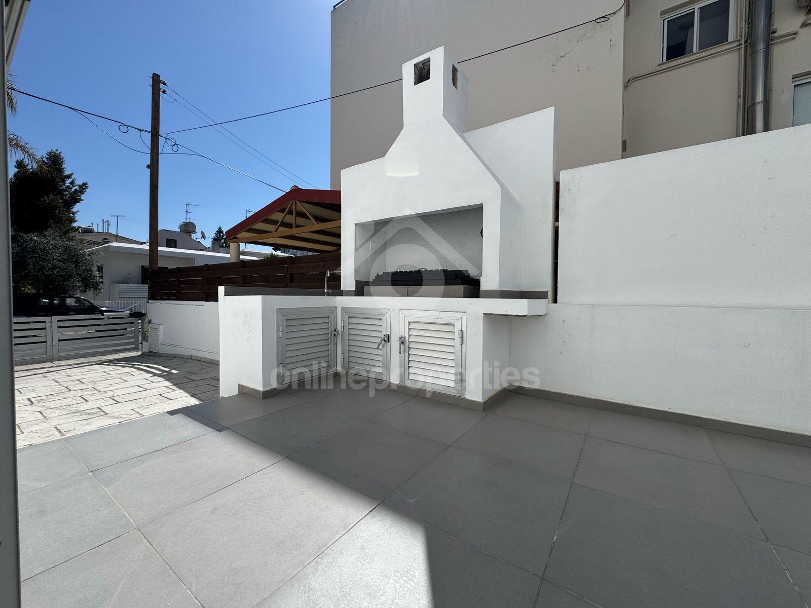 To change image, hover mouse over thumbnails below