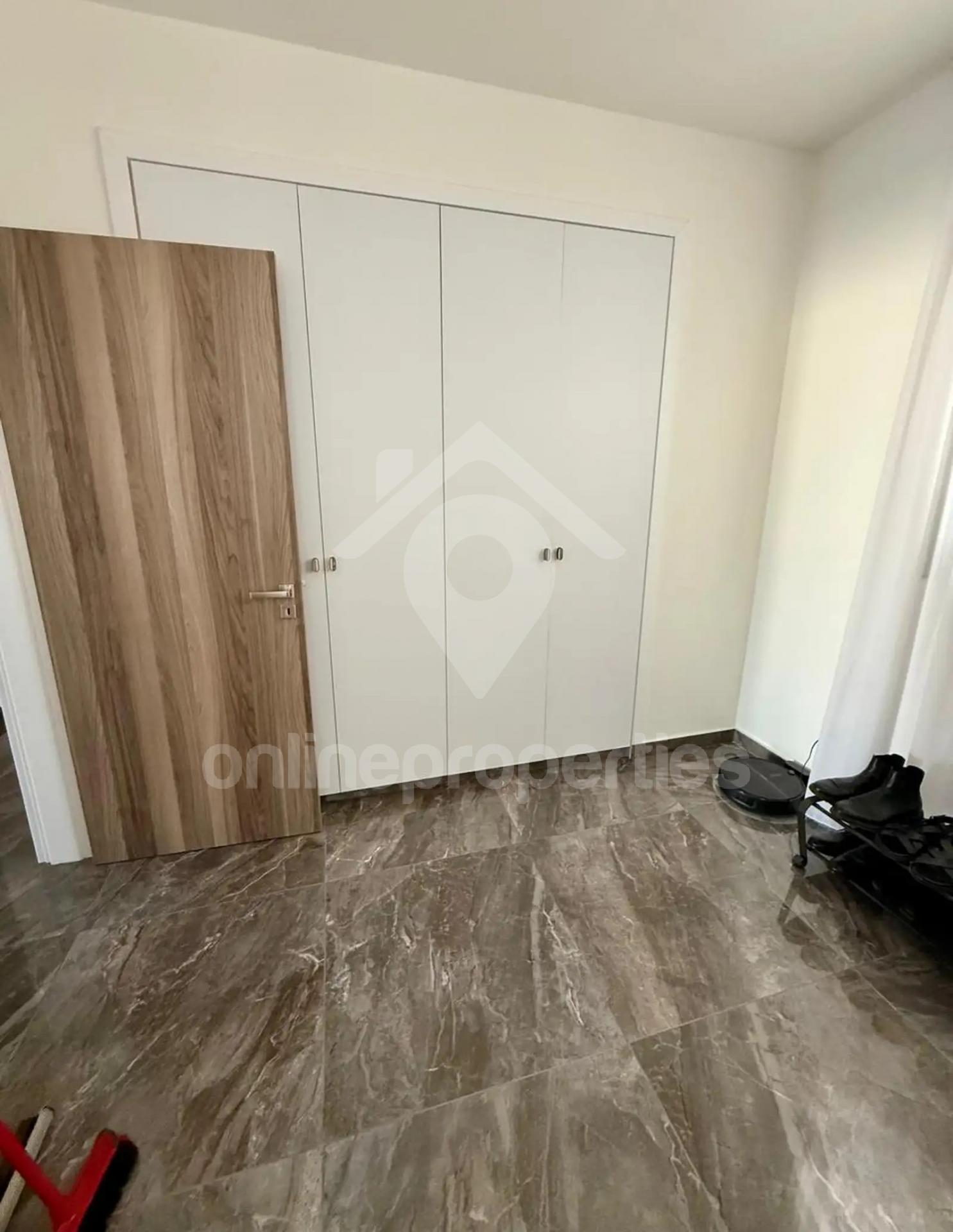 To change image, hover mouse over thumbnails below