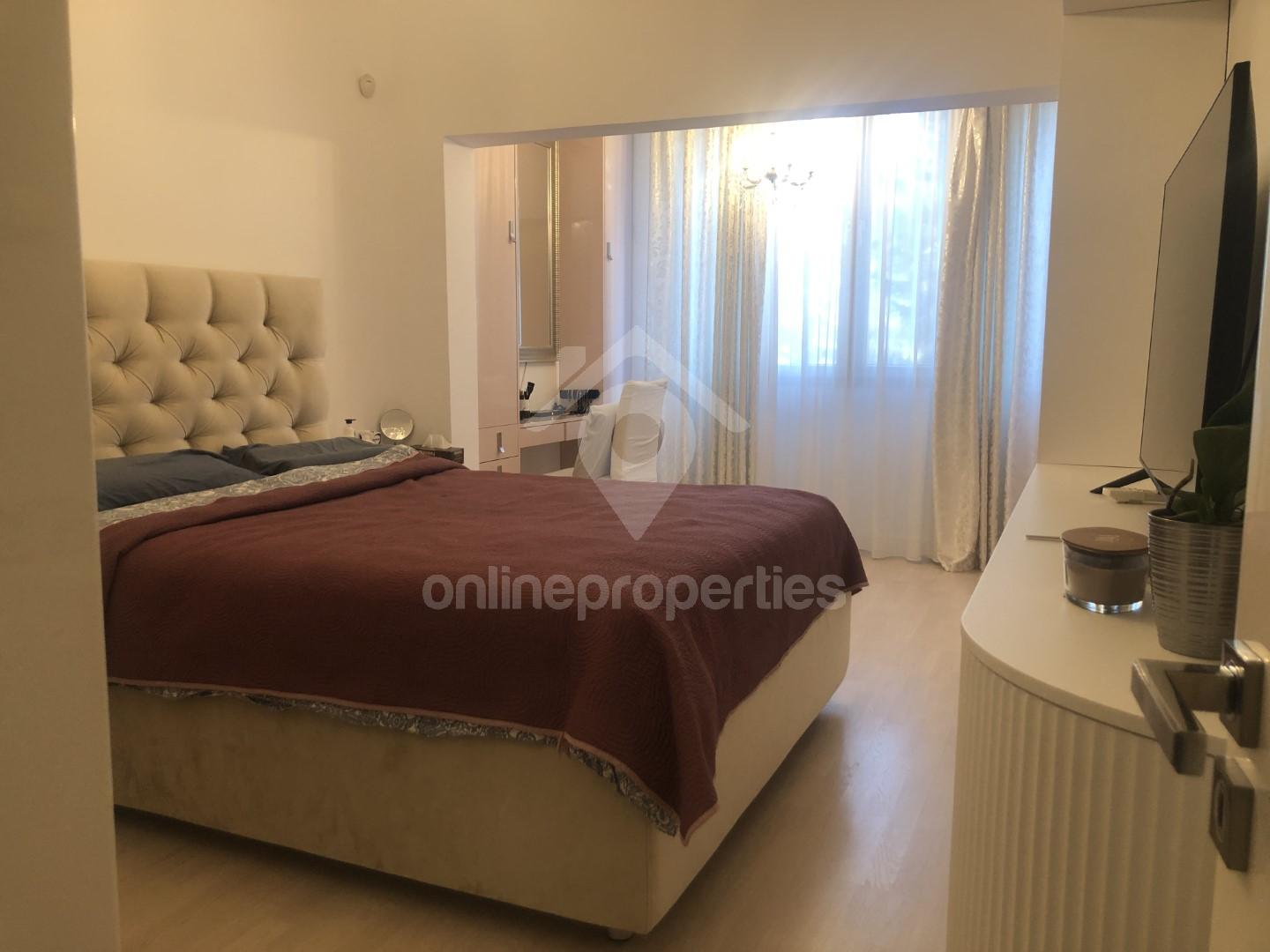 To change image, hover mouse over thumbnails below