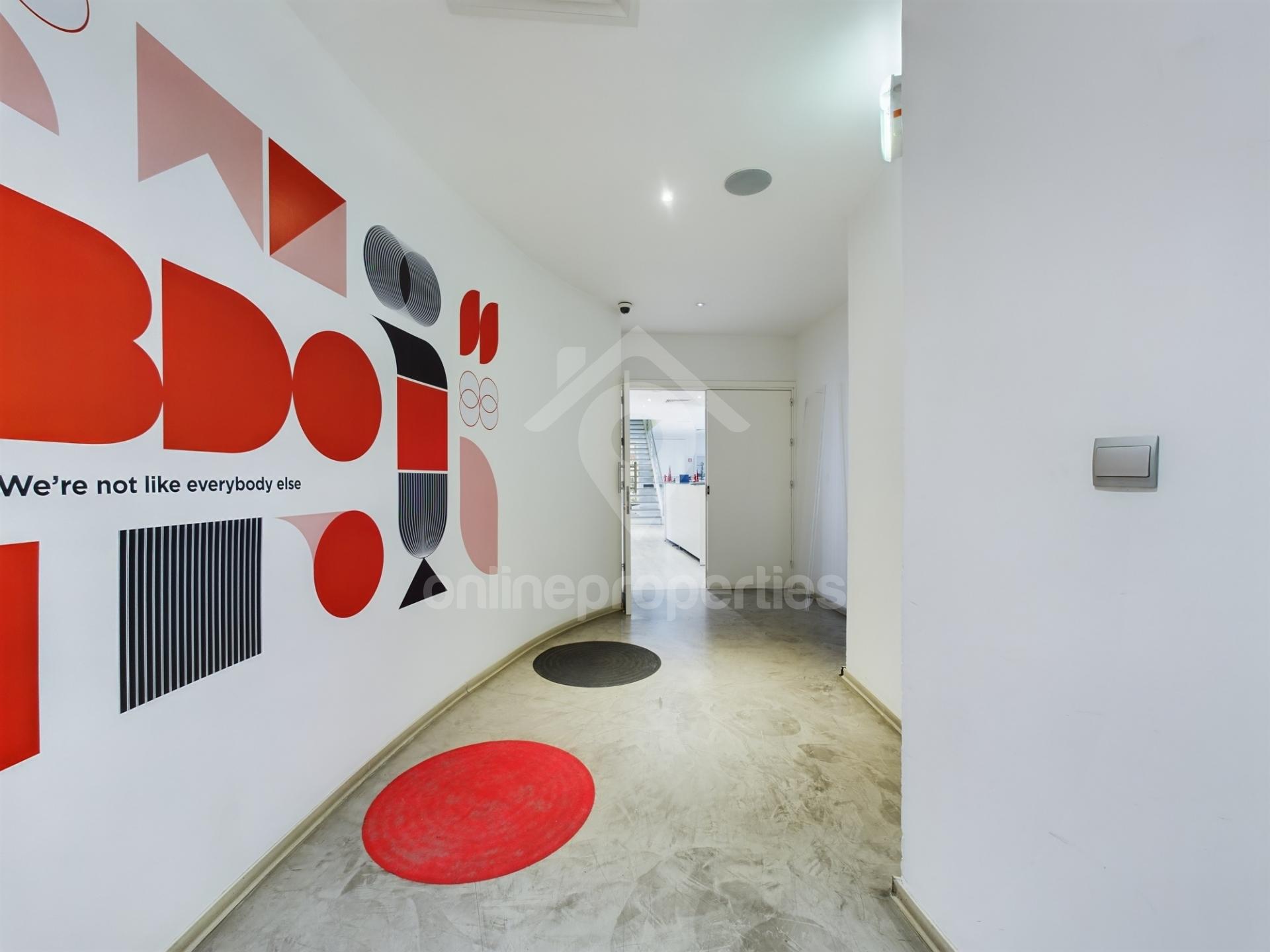 To change image, hover mouse over thumbnails below