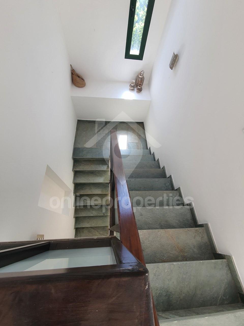 To change image, hover mouse over thumbnails below