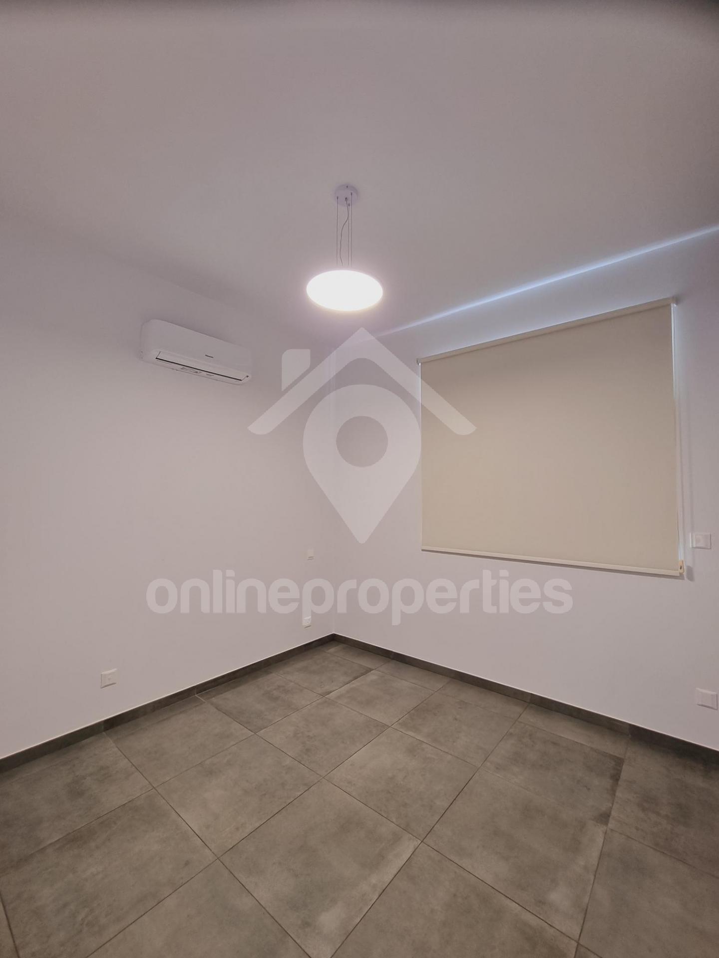 To change image, hover mouse over thumbnails below