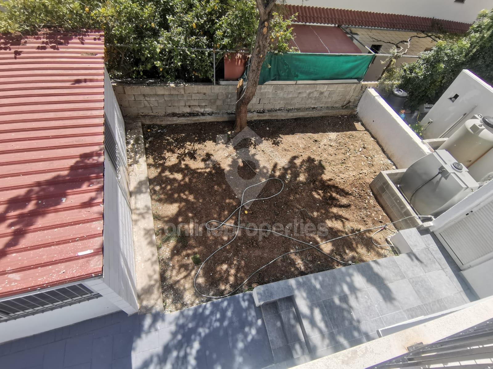 To change image, hover mouse over thumbnails below