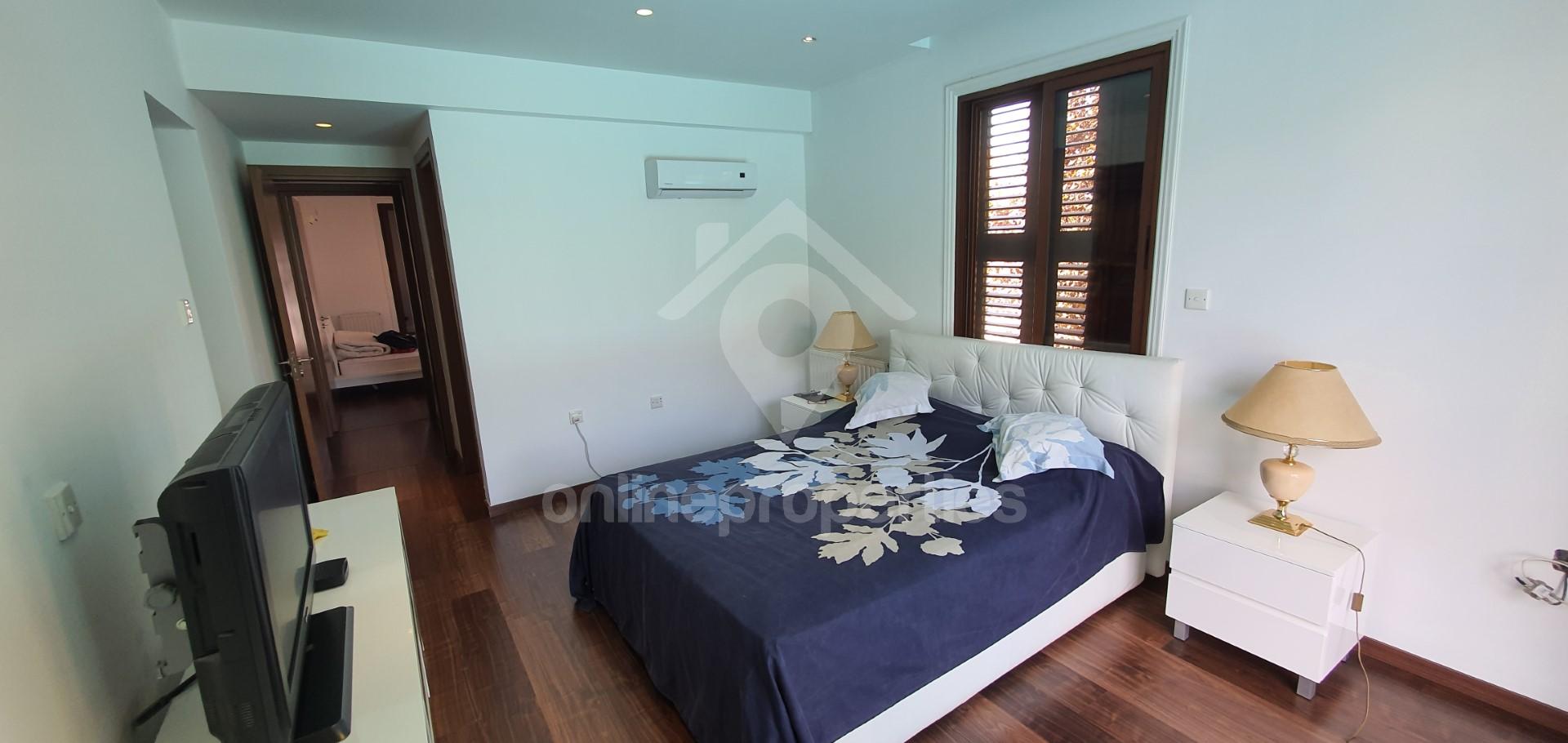 To change image, hover mouse over thumbnails below