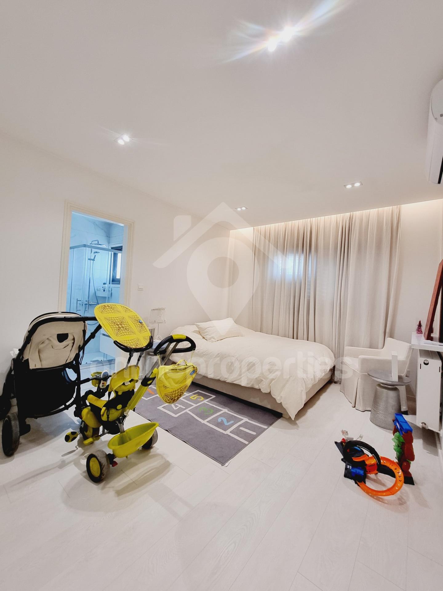 To change image, hover mouse over thumbnails below