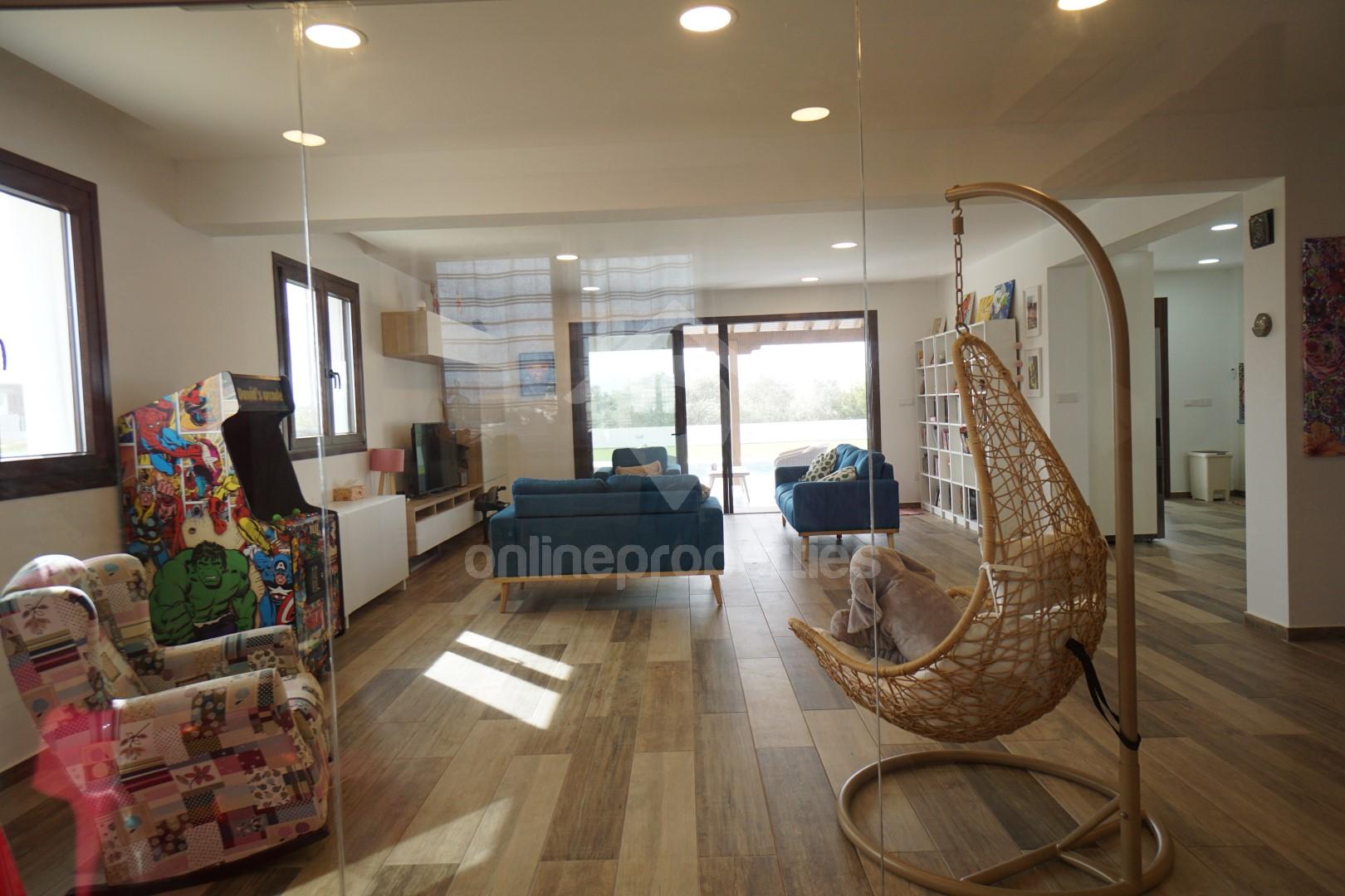 To change image, hover mouse over thumbnails below