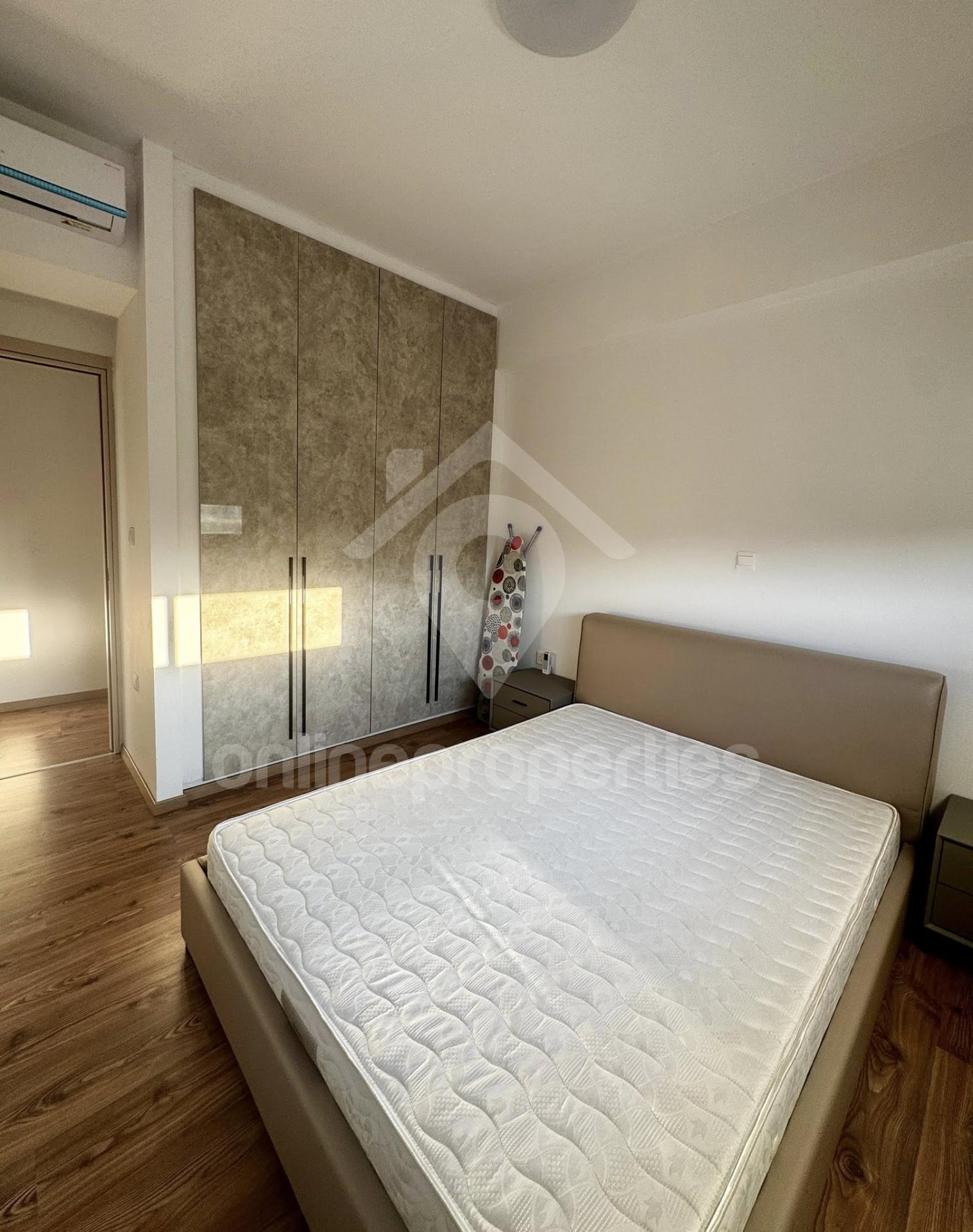 To change image, hover mouse over thumbnails below