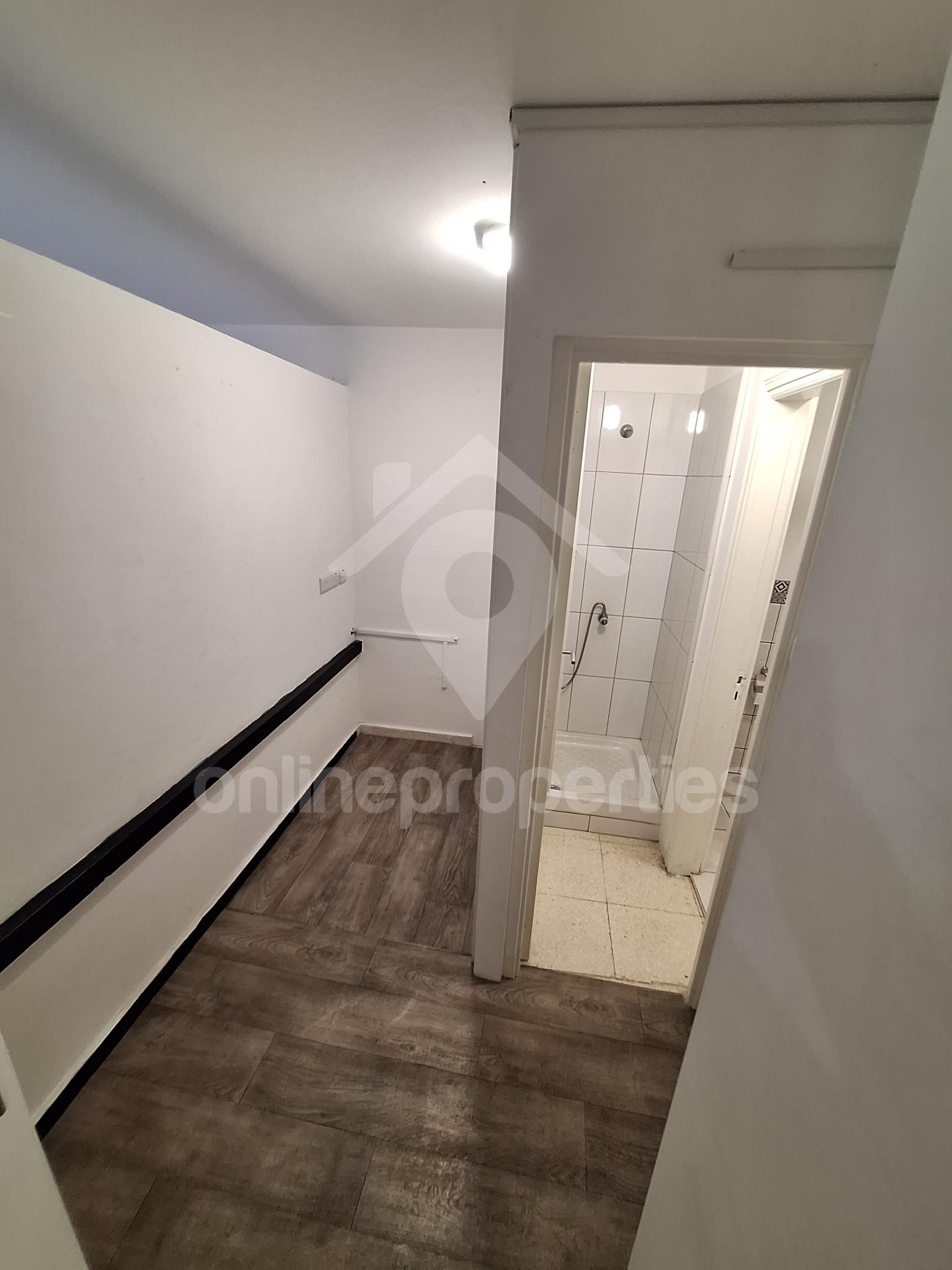 To change image, hover mouse over thumbnails below