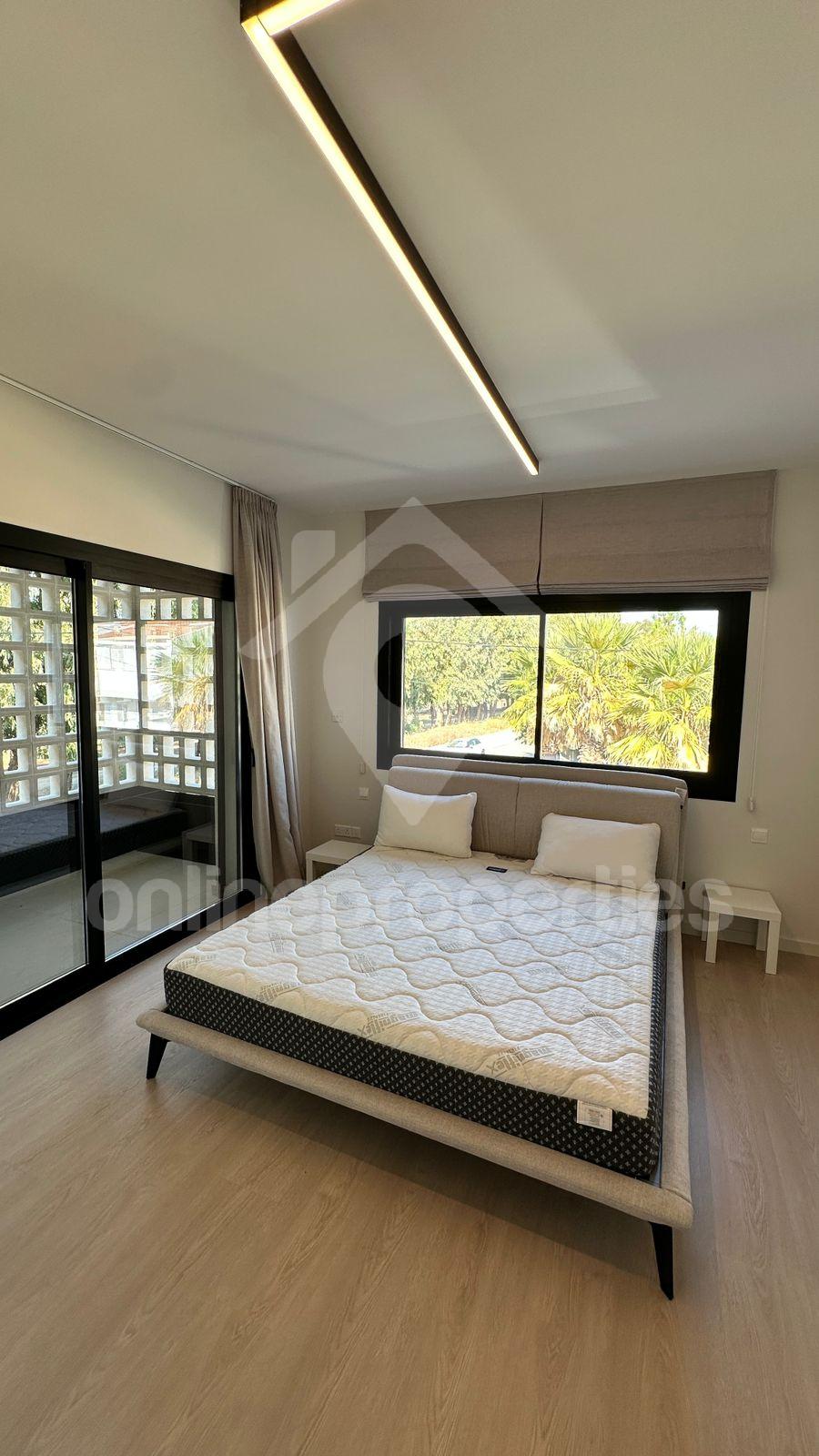 To change image, hover mouse over thumbnails below