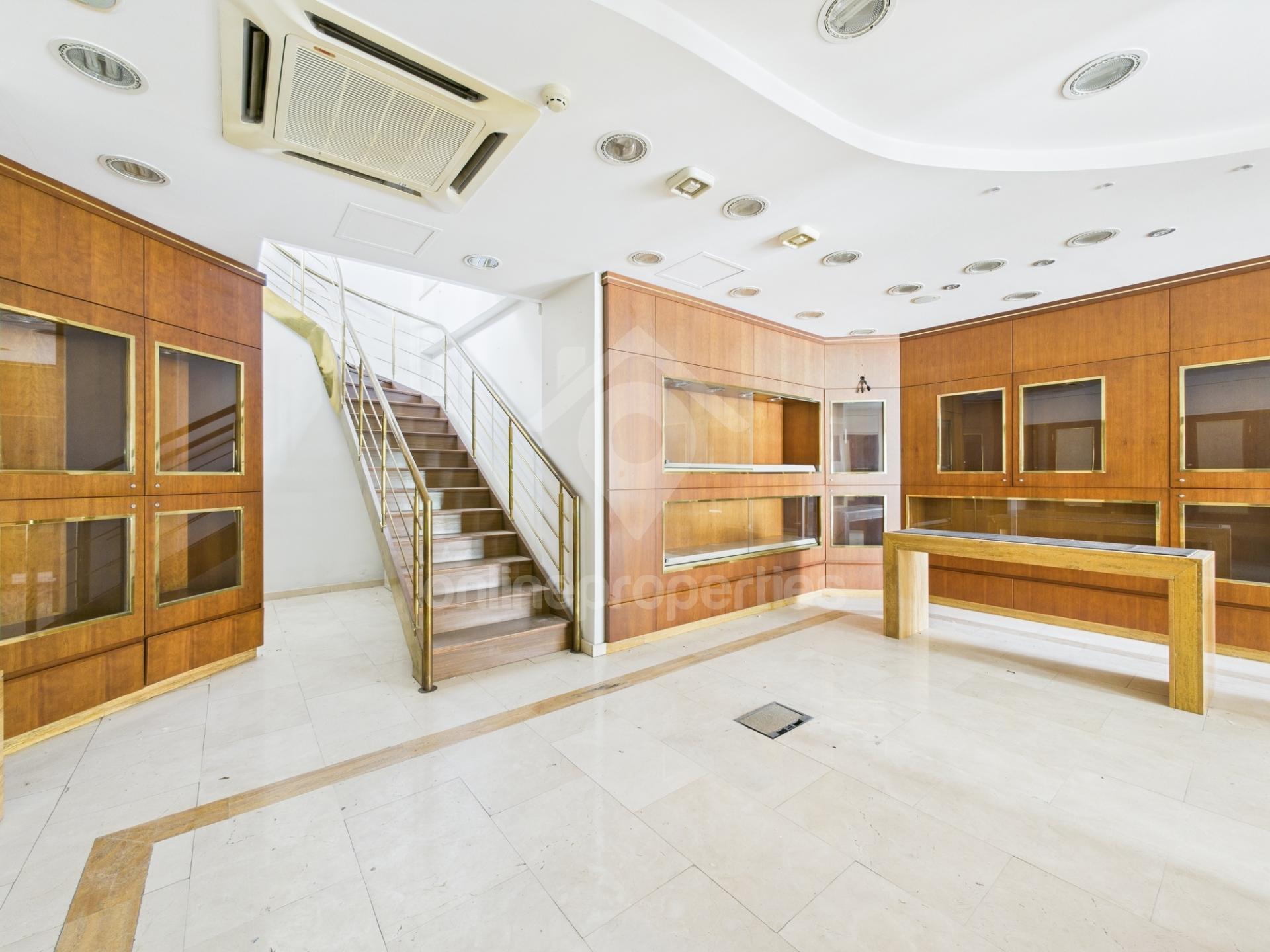 To change image, hover mouse over thumbnails below