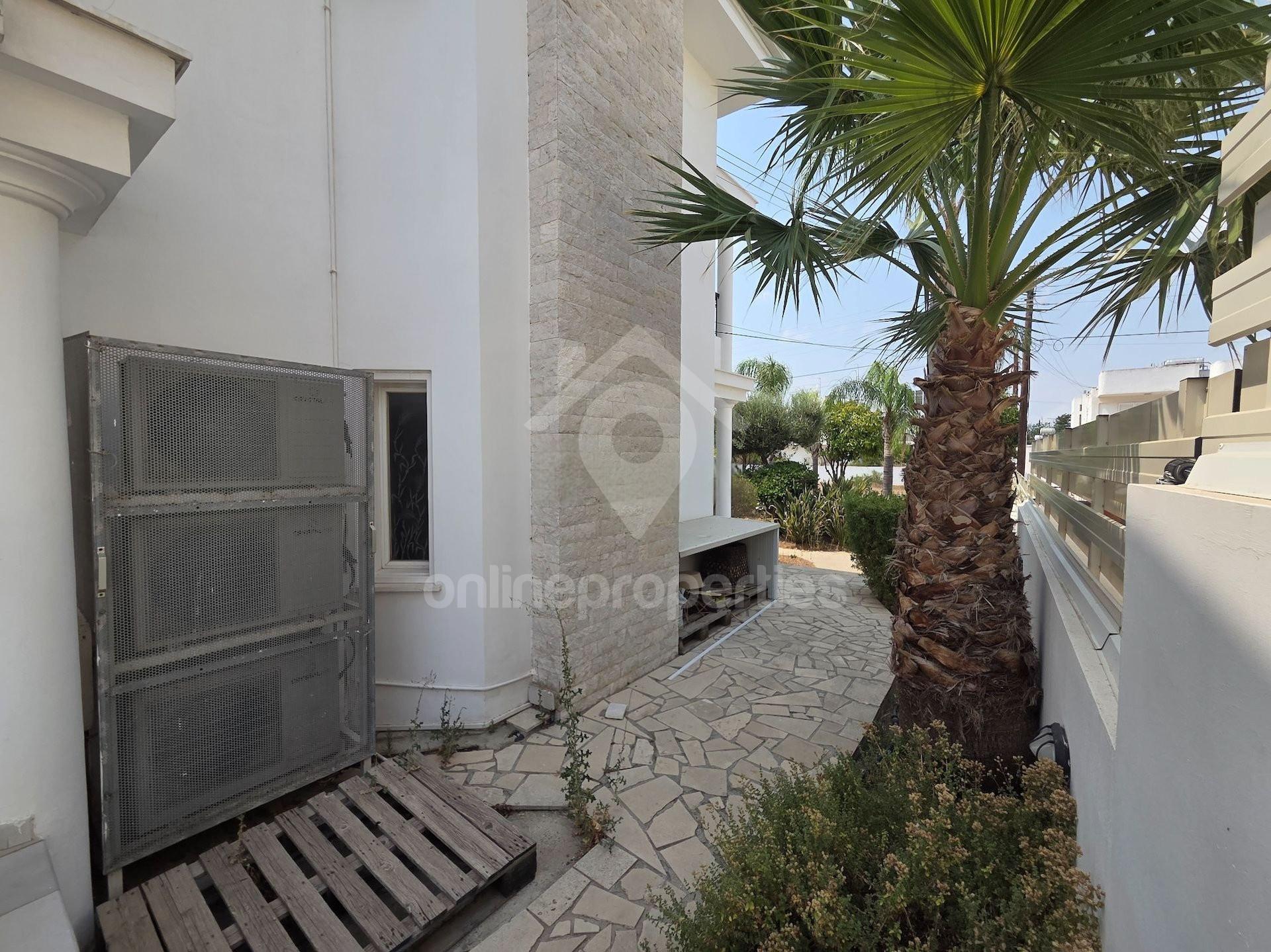 To change image, hover mouse over thumbnails below