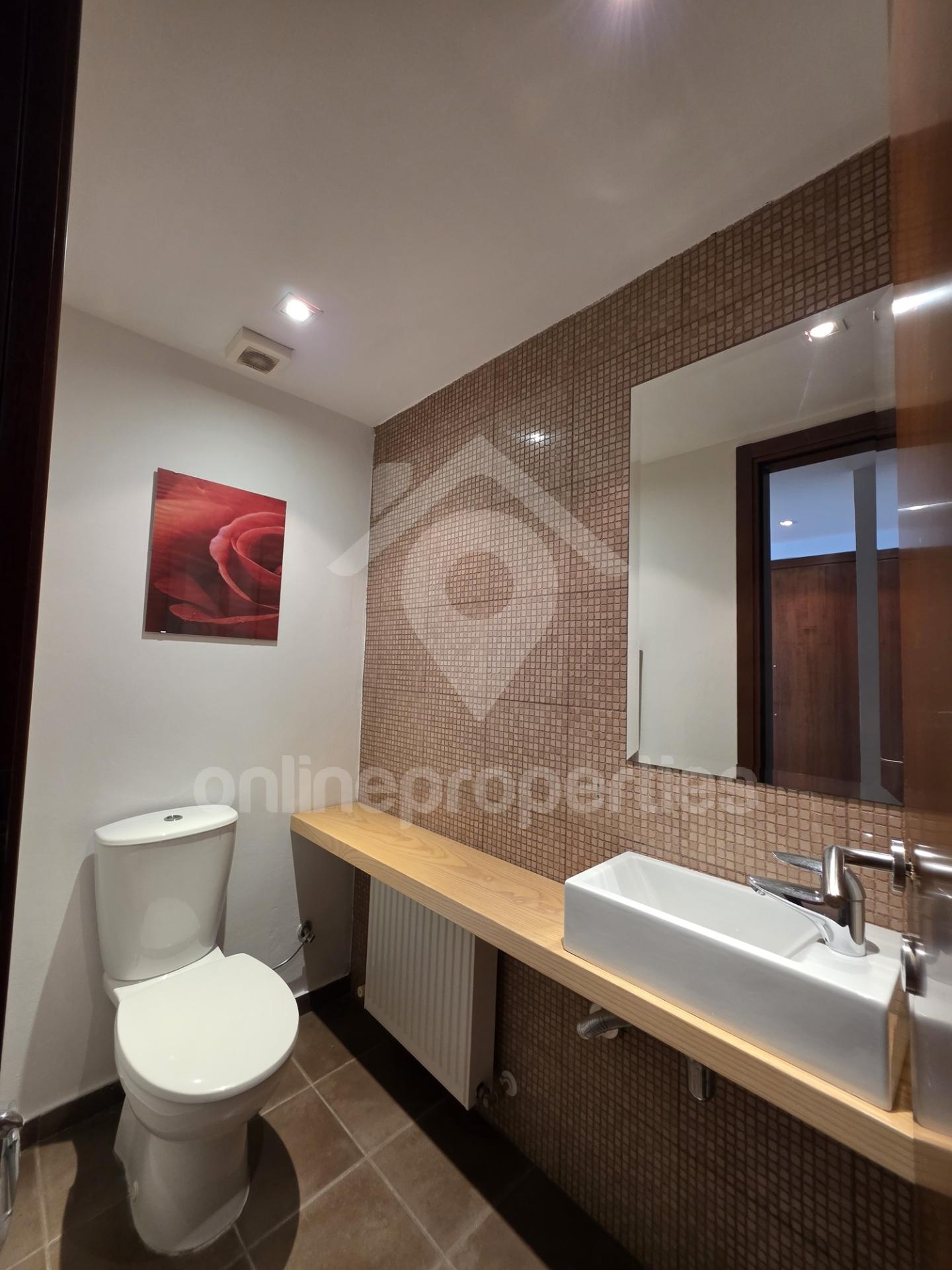 To change image, hover mouse over thumbnails below