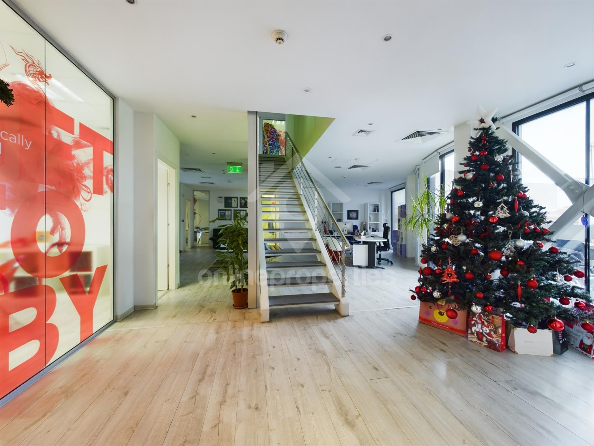 To change image, hover mouse over thumbnails below