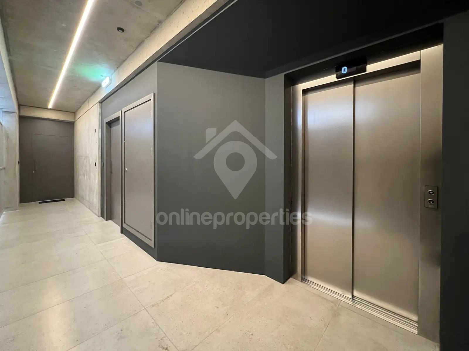 To change image, hover mouse over thumbnails below