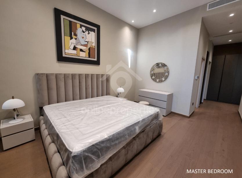 To change image, hover mouse over thumbnails below