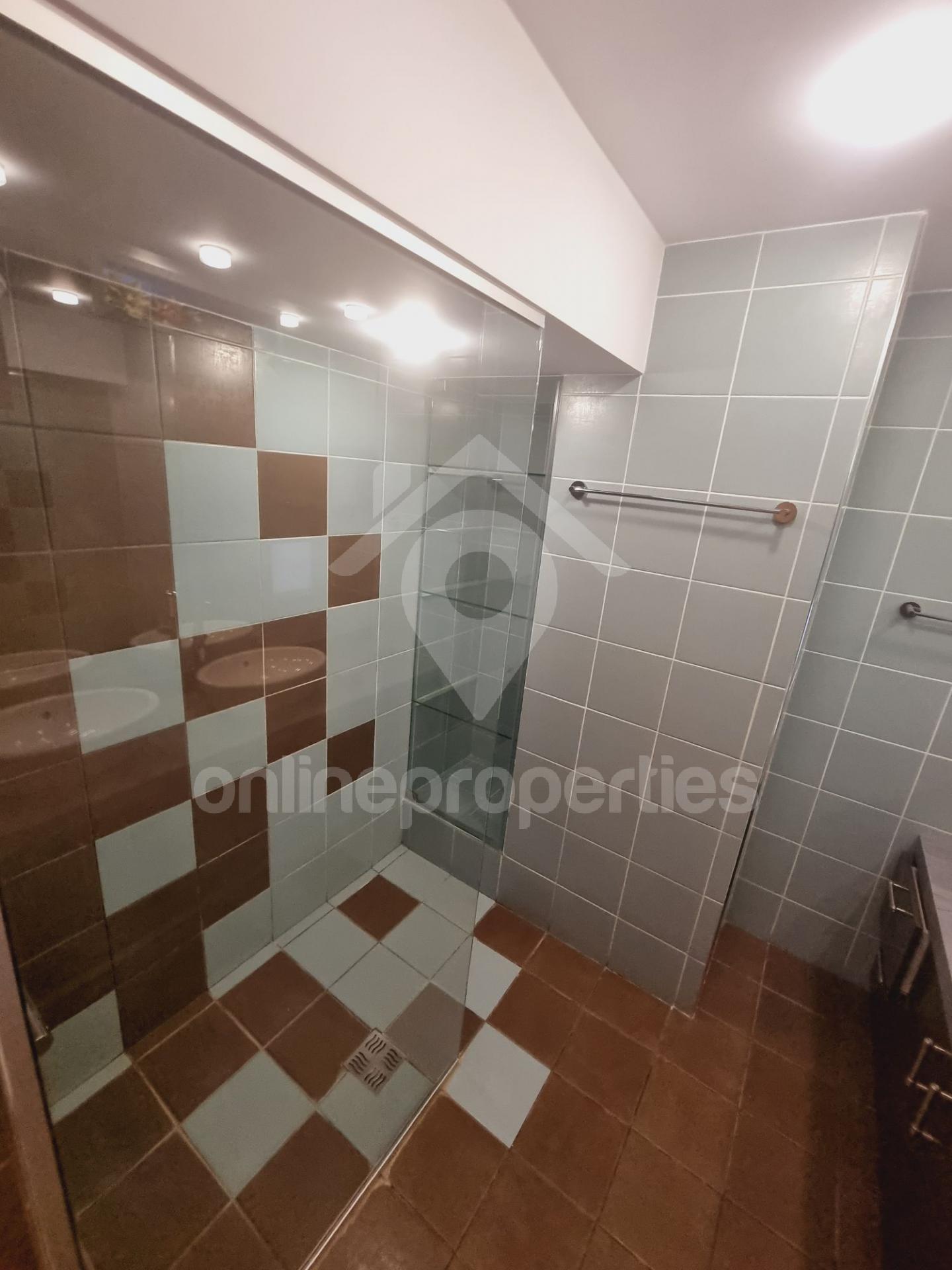 To change image, hover mouse over thumbnails below