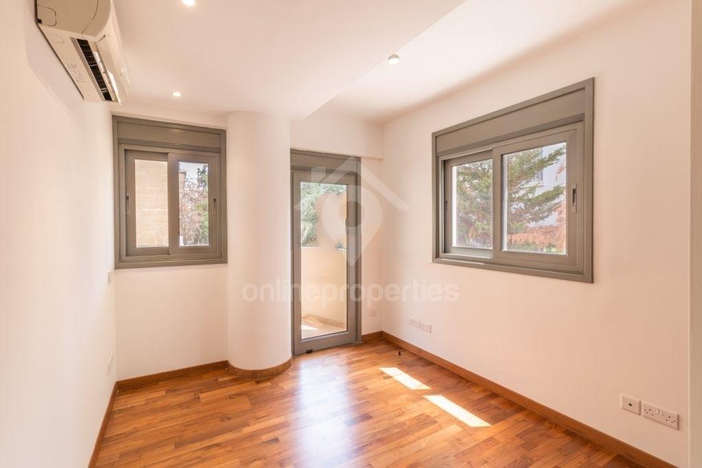 To change image, hover mouse over thumbnails below