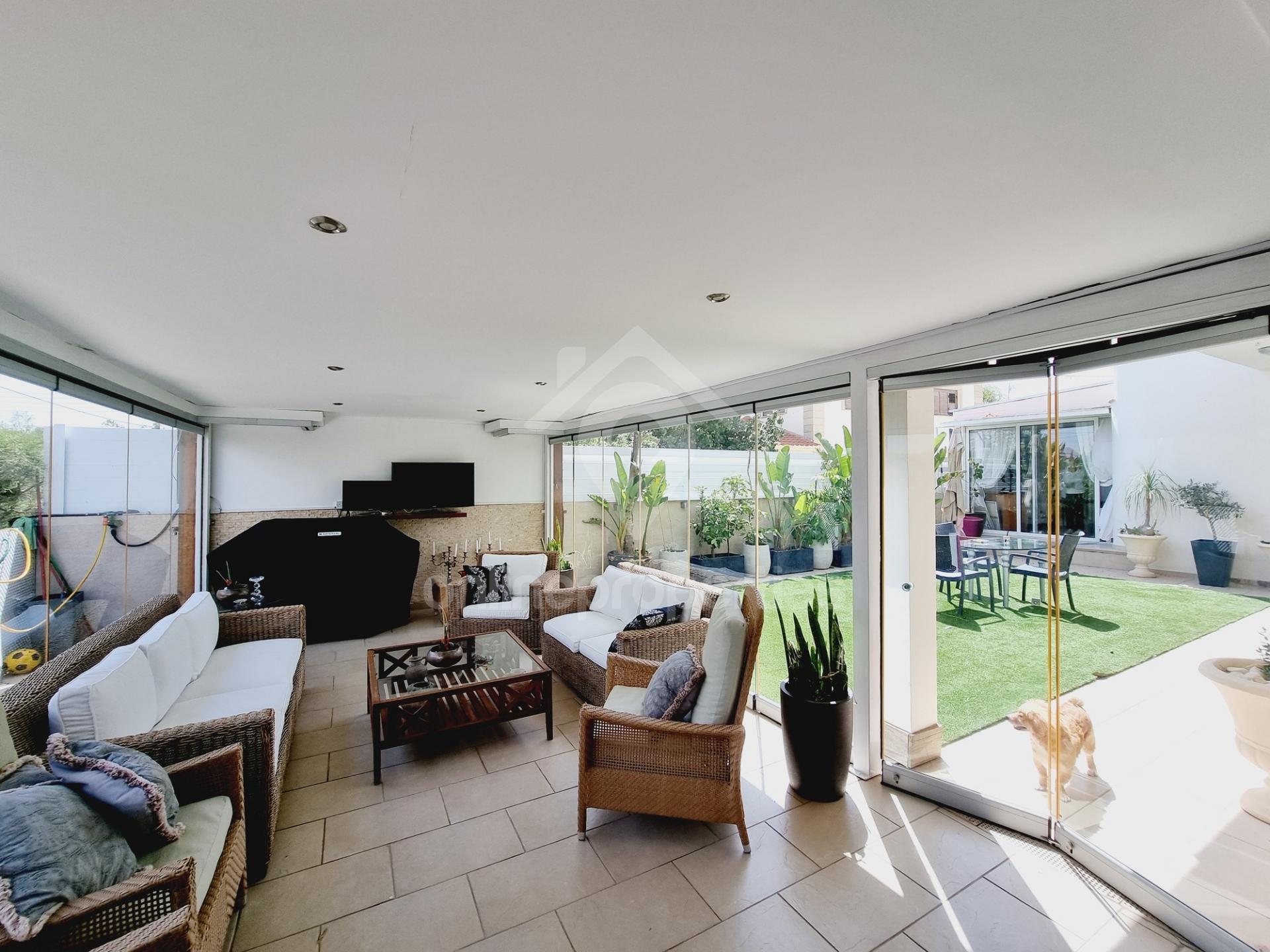 To change image, hover mouse over thumbnails below