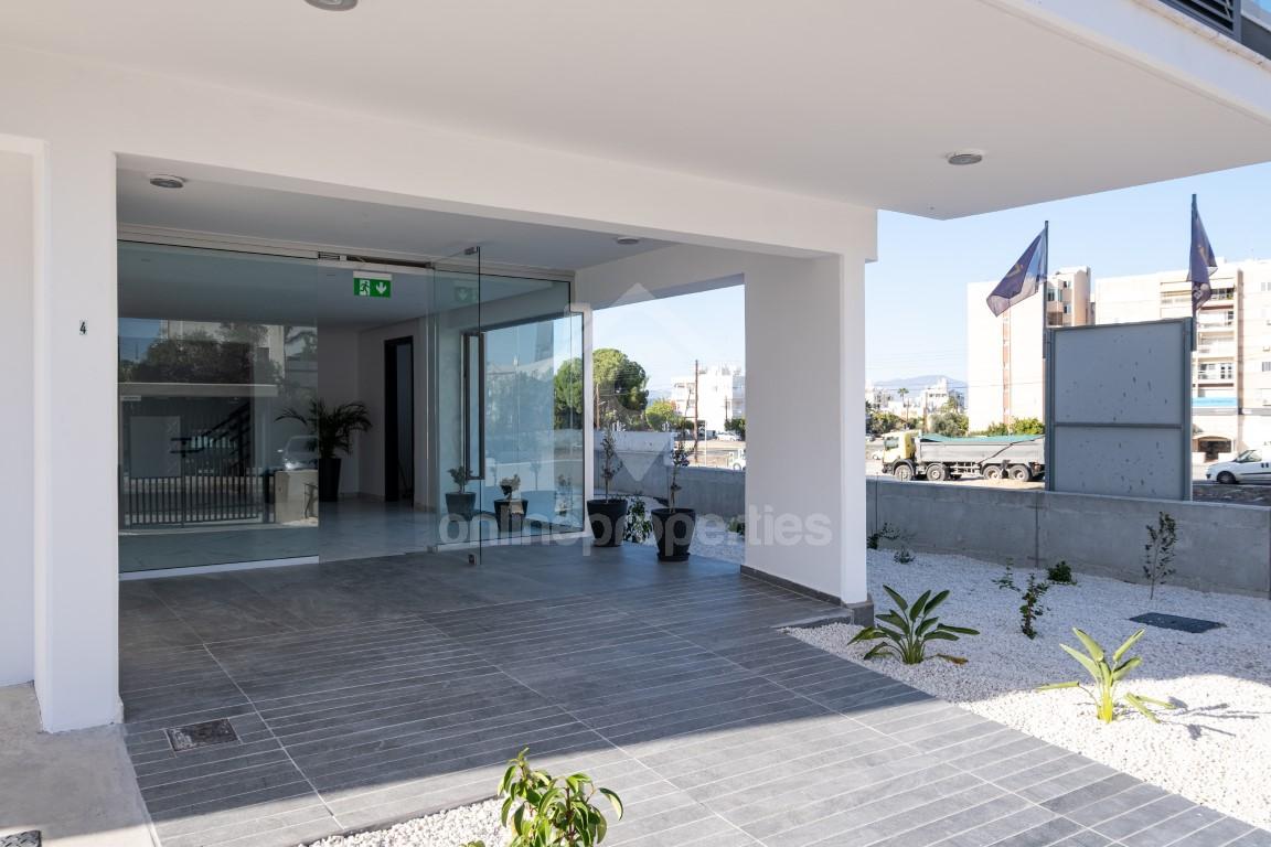 To change image, hover mouse over thumbnails below