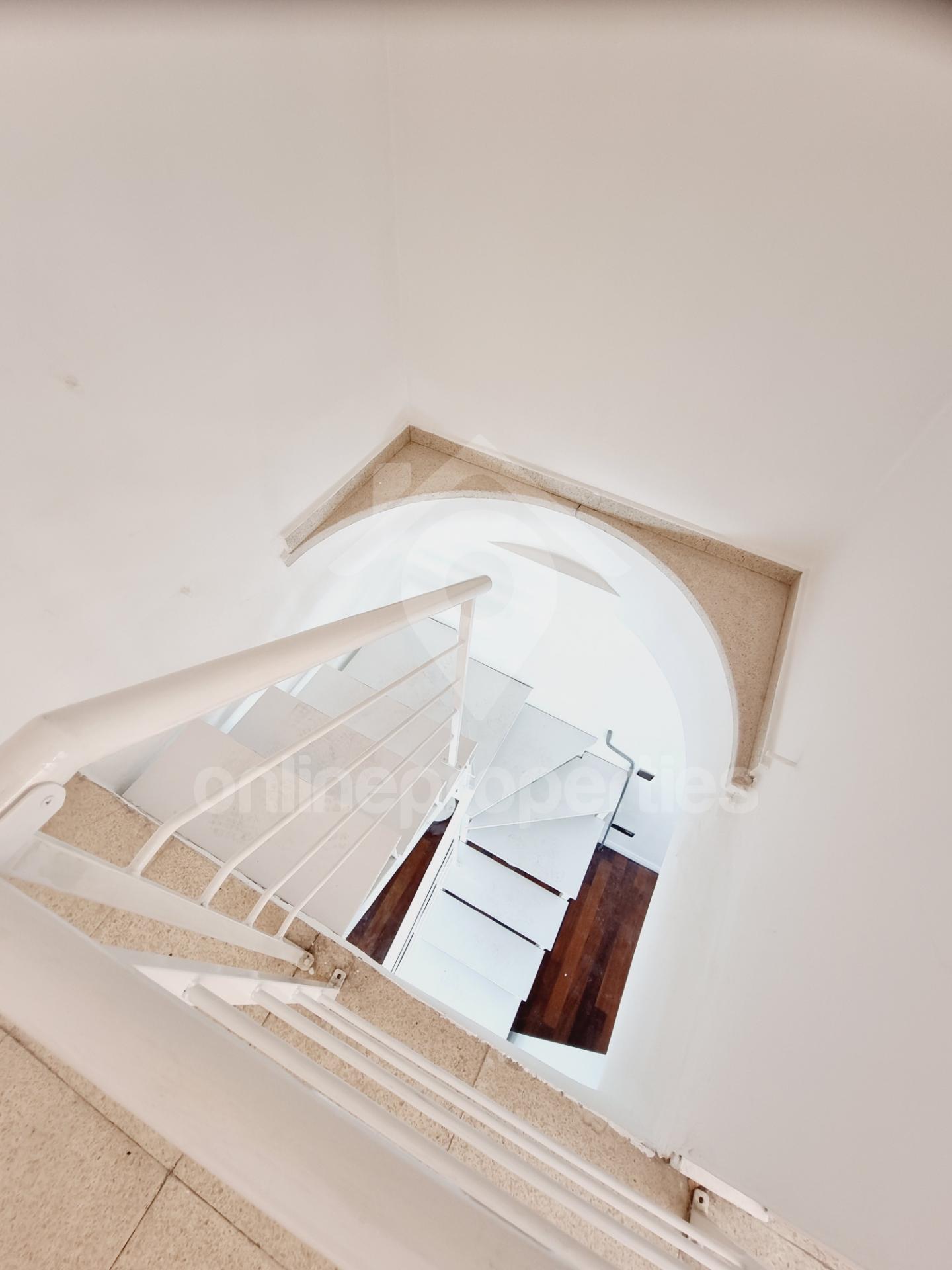 To change image, hover mouse over thumbnails below