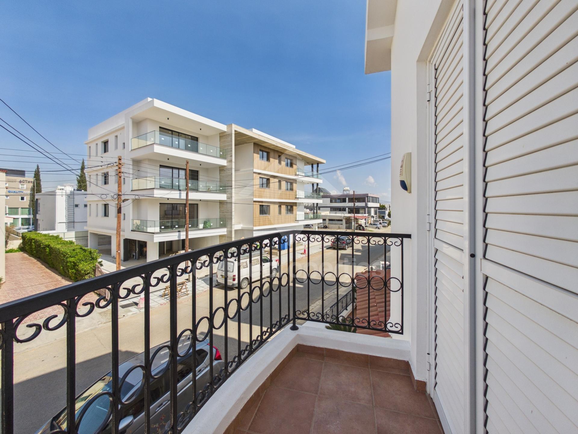 To change image, hover mouse over thumbnails below