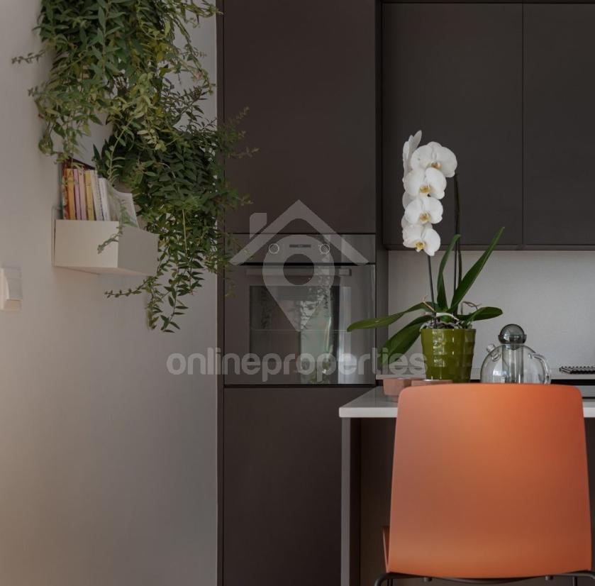 To change image, hover mouse over thumbnails below