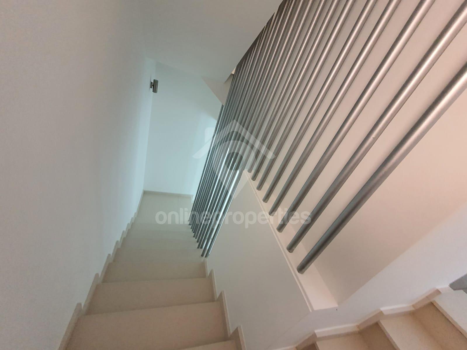 To change image, hover mouse over thumbnails below