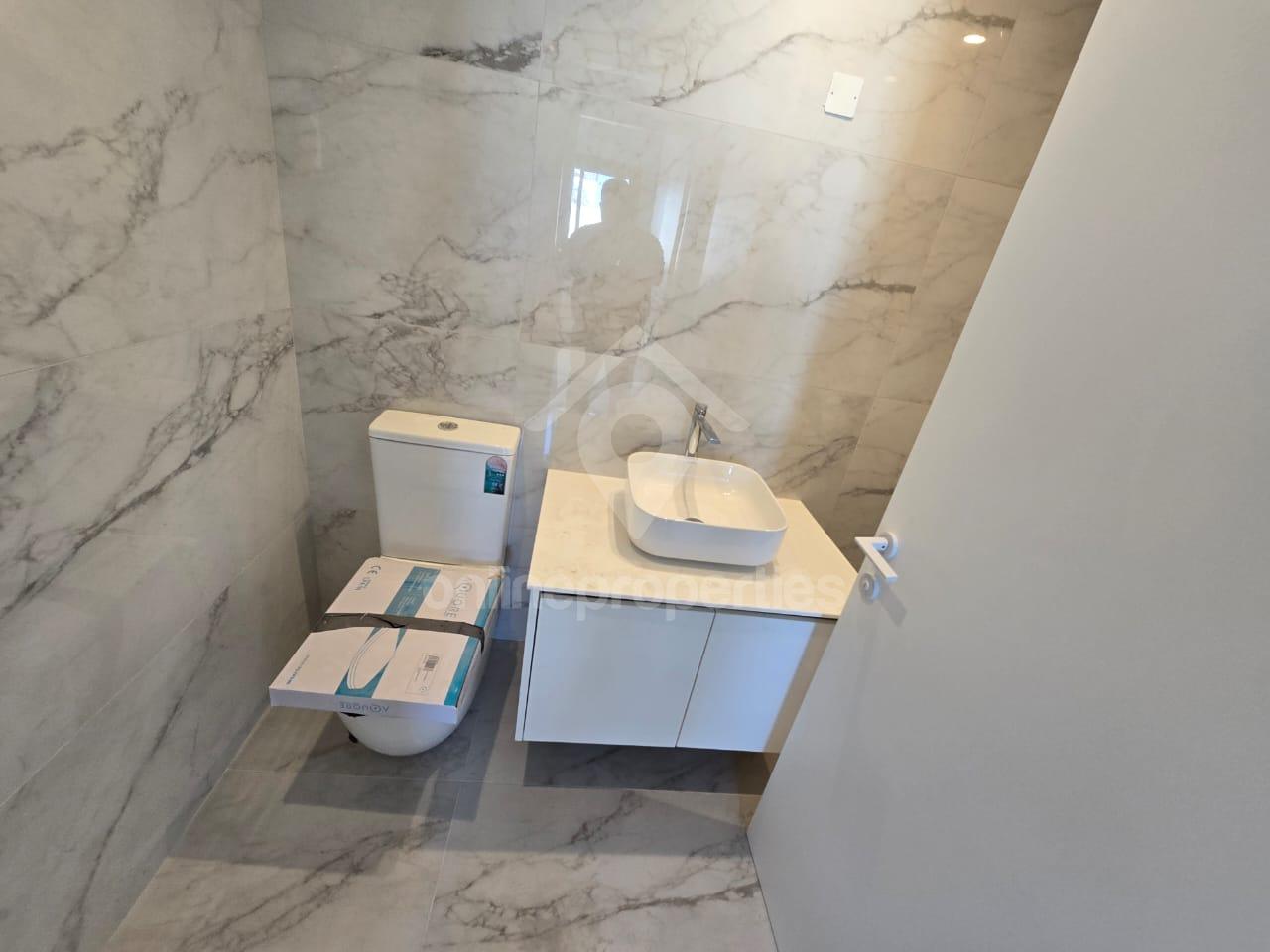 To change image, hover mouse over thumbnails below