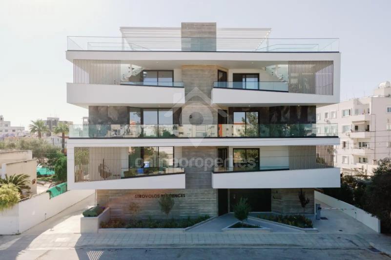 Sky-High Living: Contemporary Penthouse with Private Roof Garden