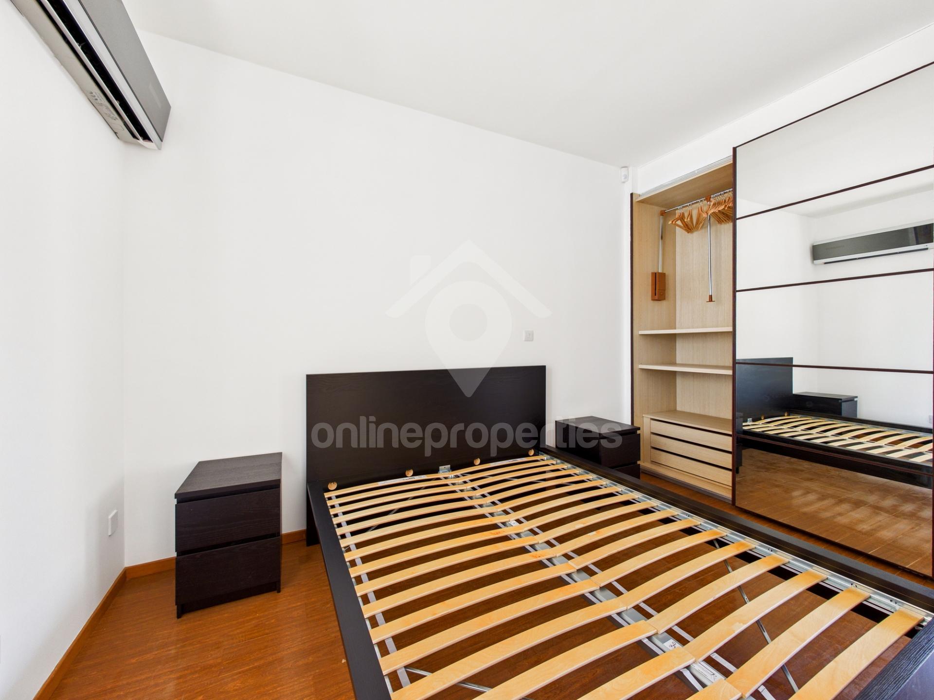 To change image, hover mouse over thumbnails below