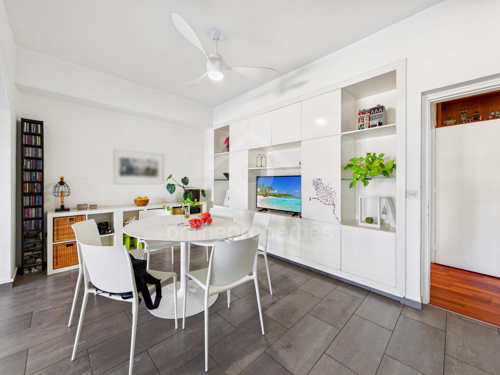 To change image, hover mouse over thumbnails below