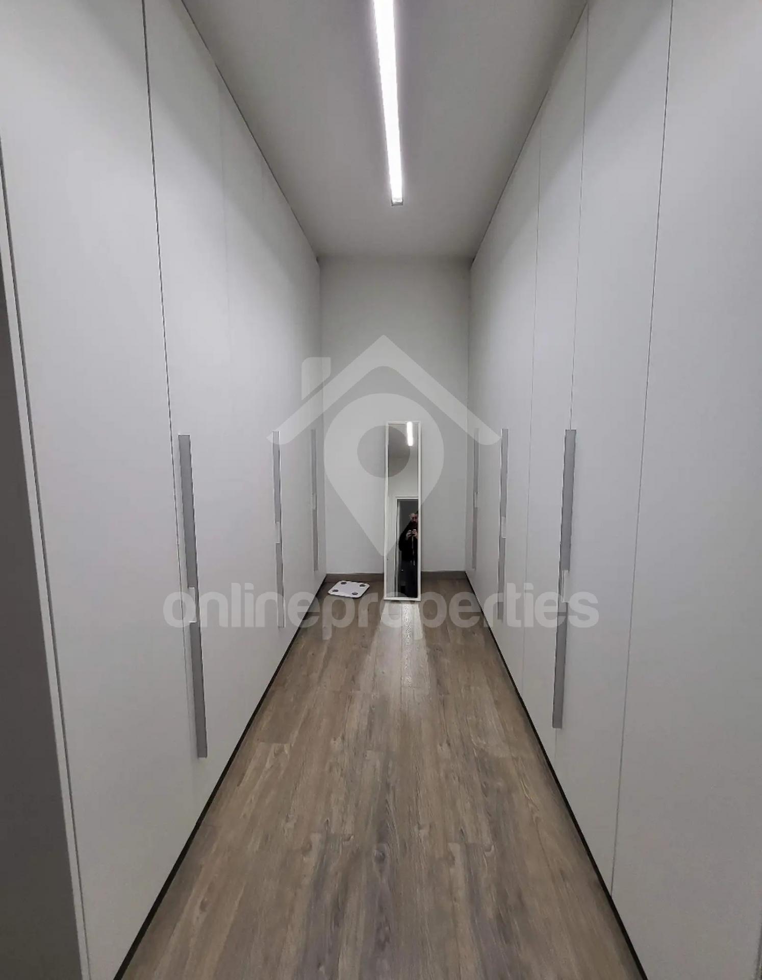 To change image, hover mouse over thumbnails below