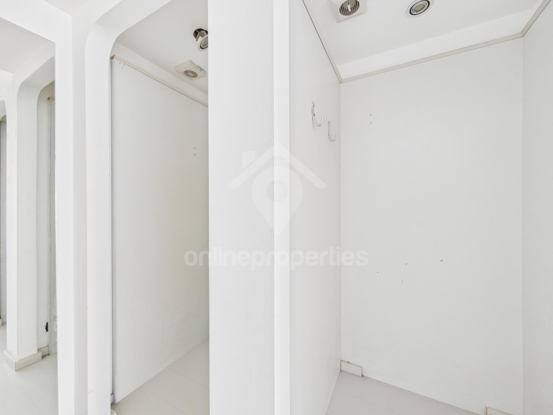 To change image, hover mouse over thumbnails below