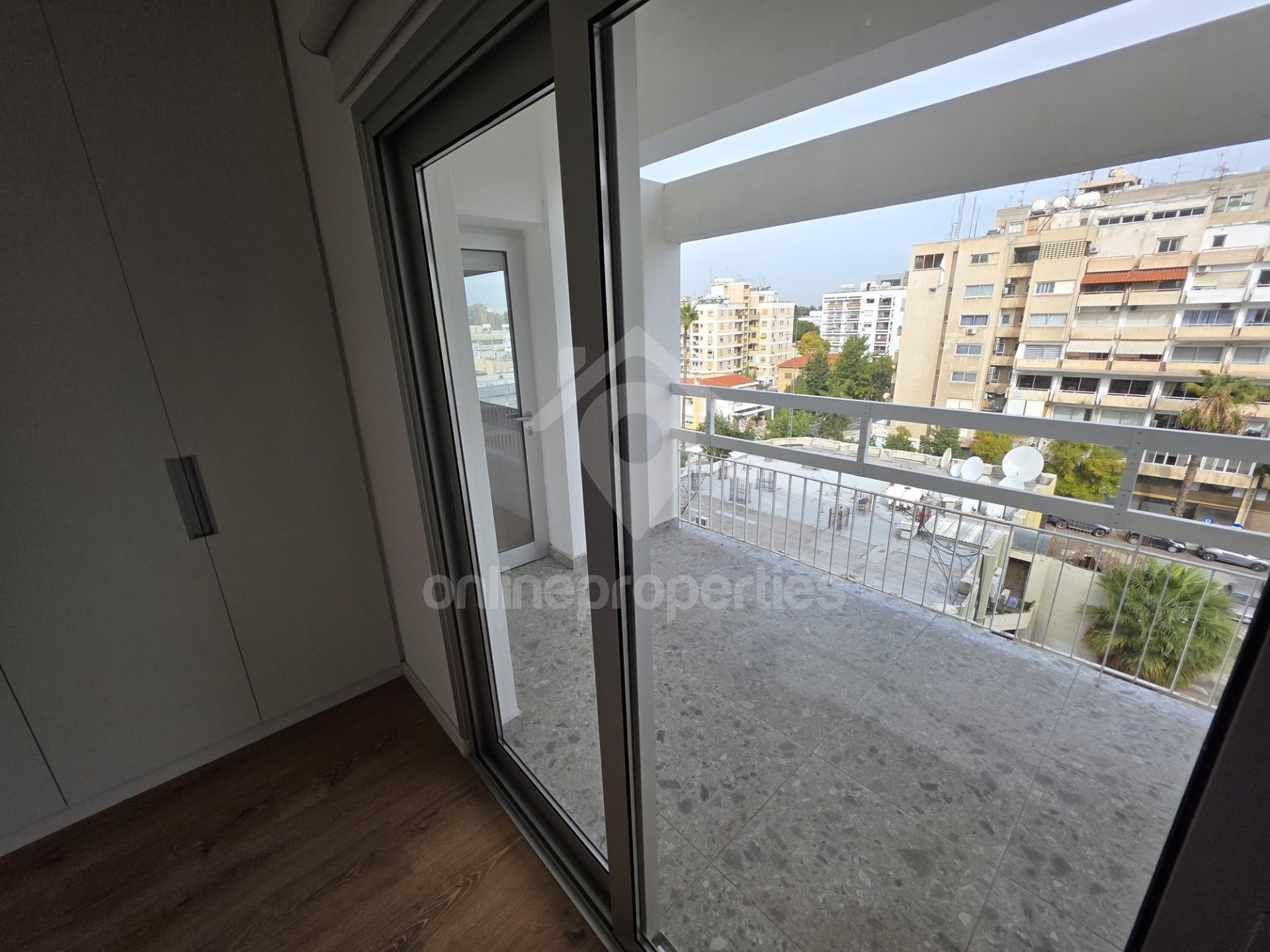 To change image, hover mouse over thumbnails below