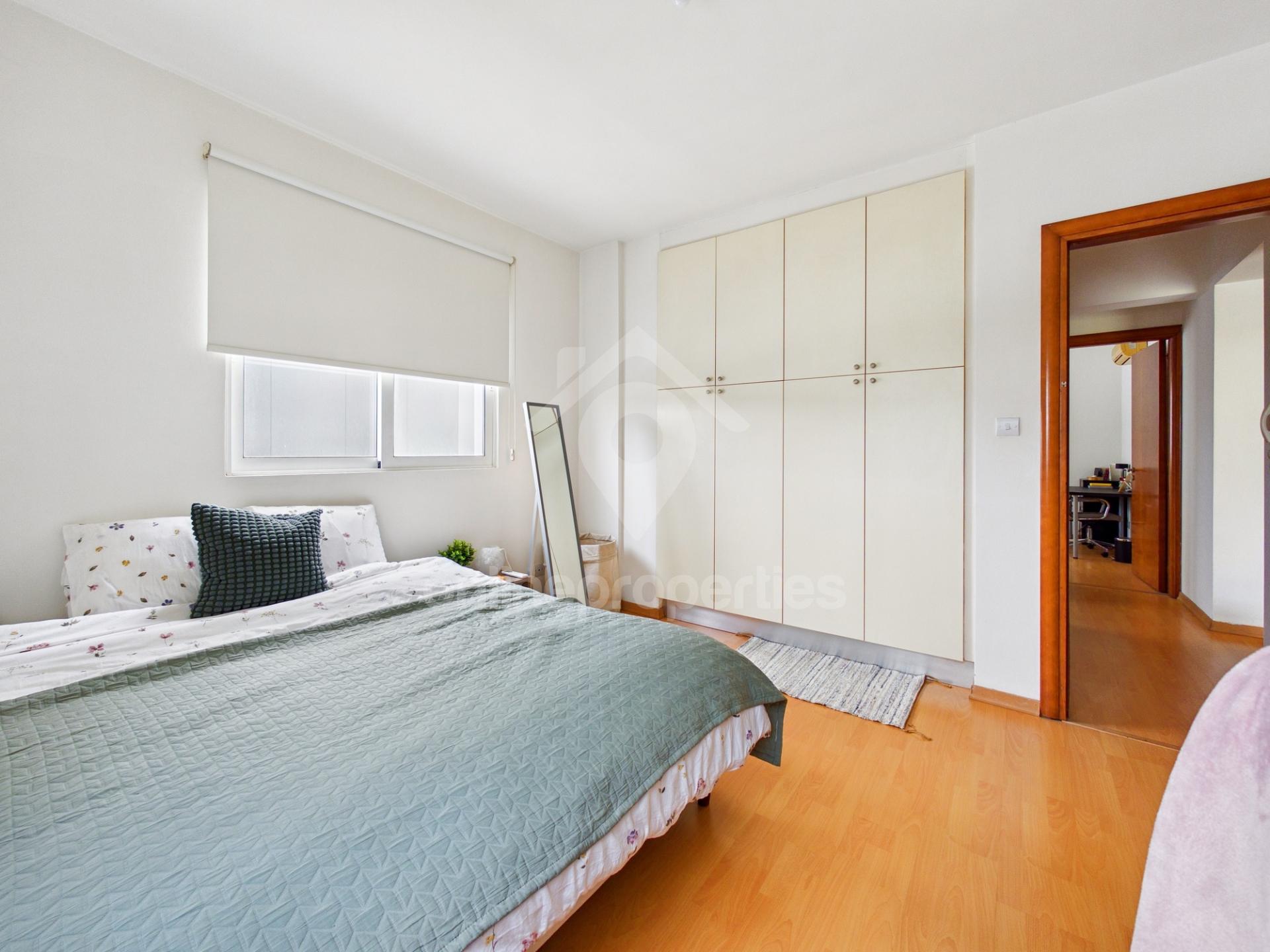 To change image, hover mouse over thumbnails below