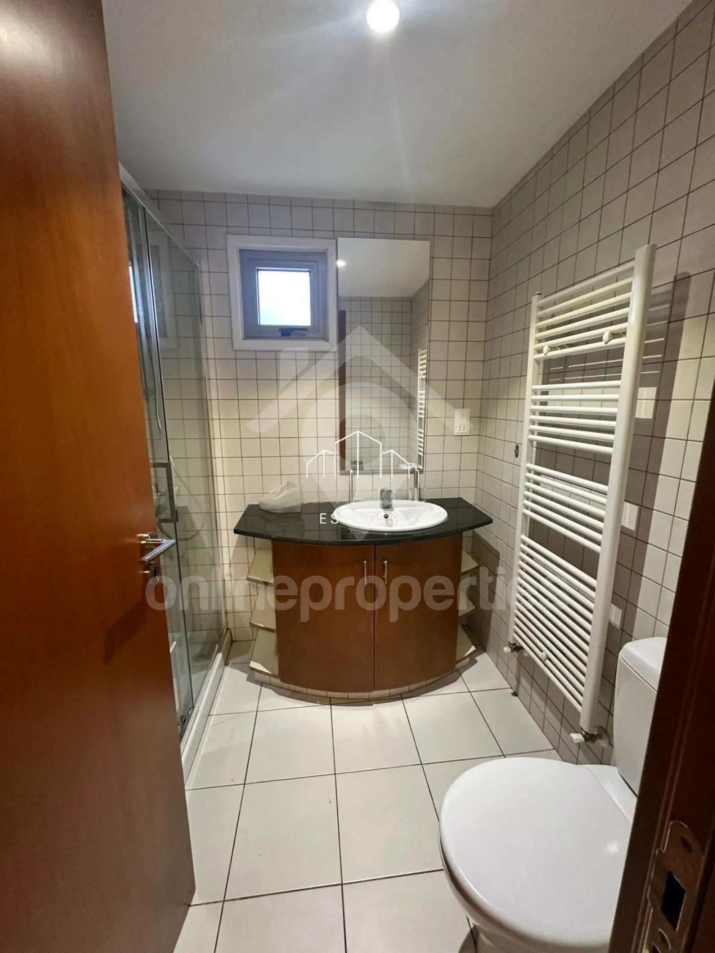 To change image, hover mouse over thumbnails below