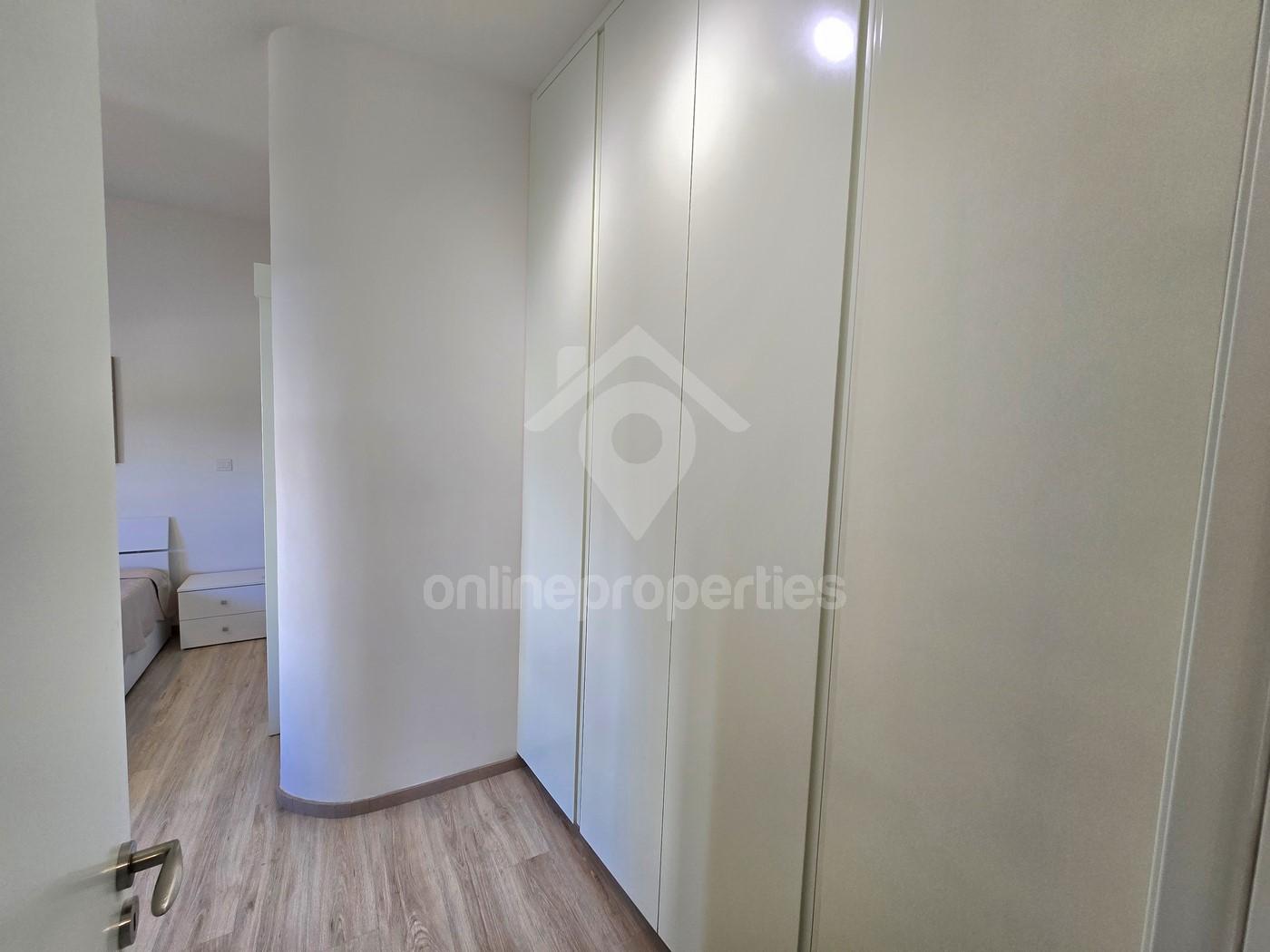 To change image, hover mouse over thumbnails below