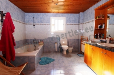 To change image, hover mouse over thumbnails below