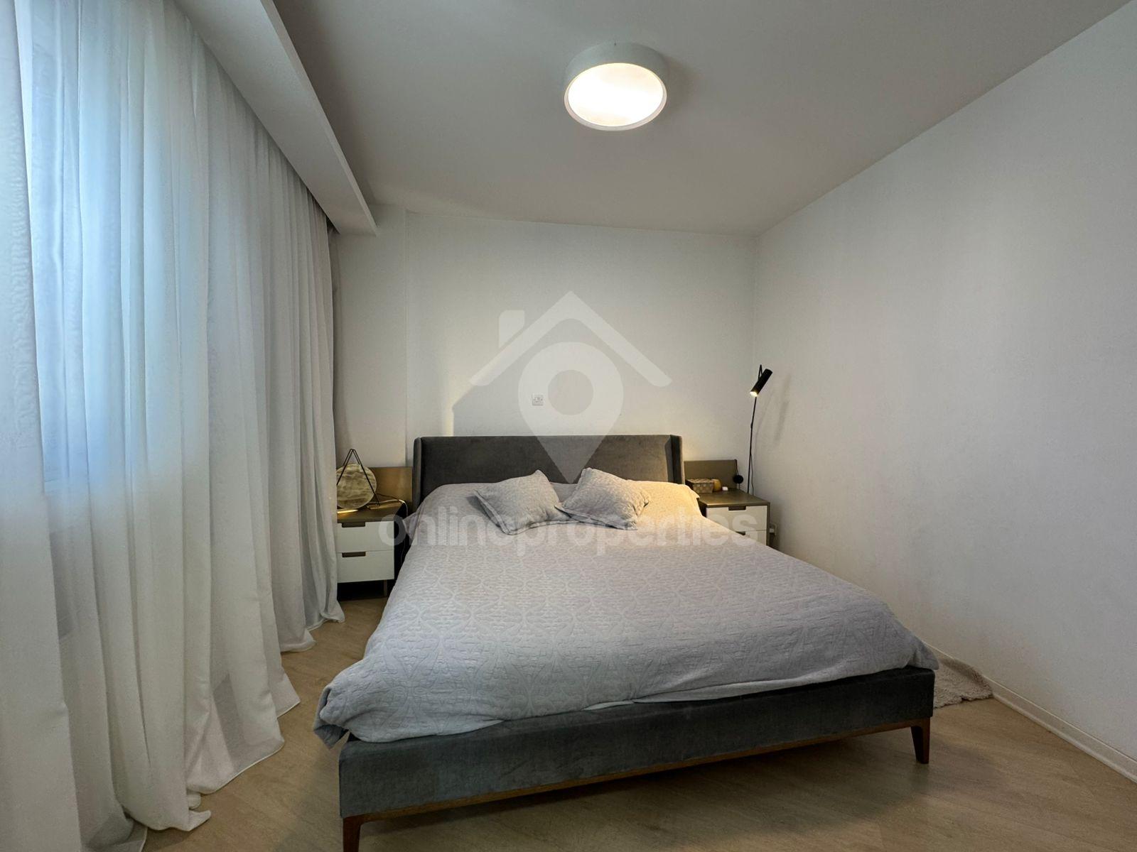 To change image, hover mouse over thumbnails below