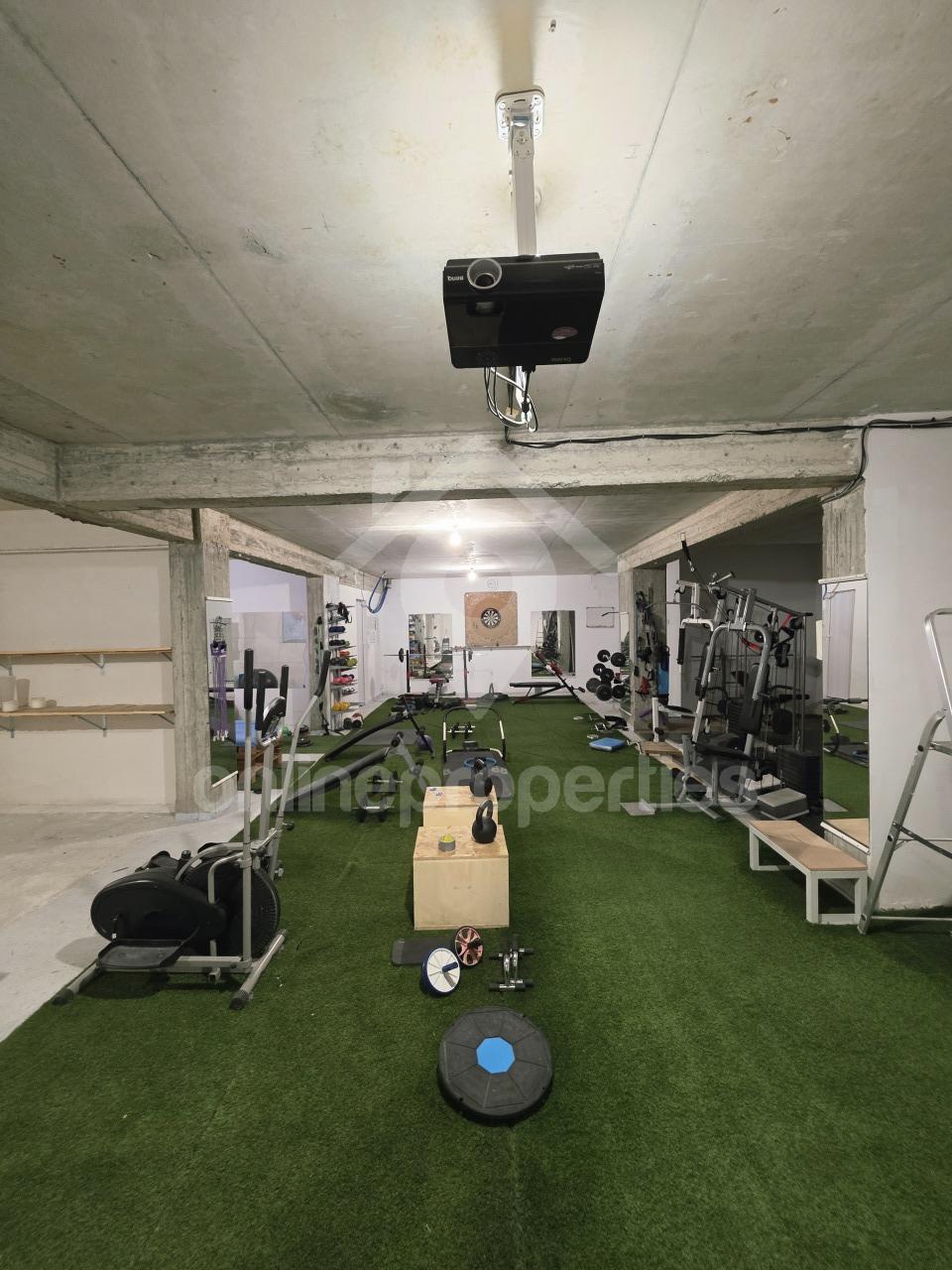 To change image, hover mouse over thumbnails below