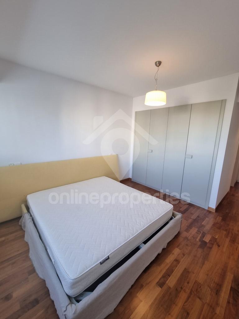 To change image, hover mouse over thumbnails below