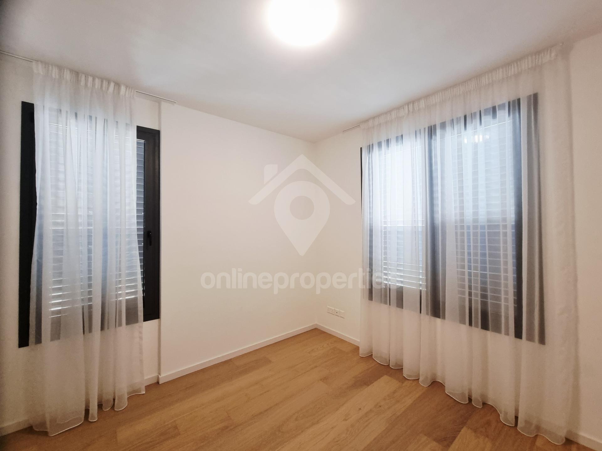 To change image, hover mouse over thumbnails below