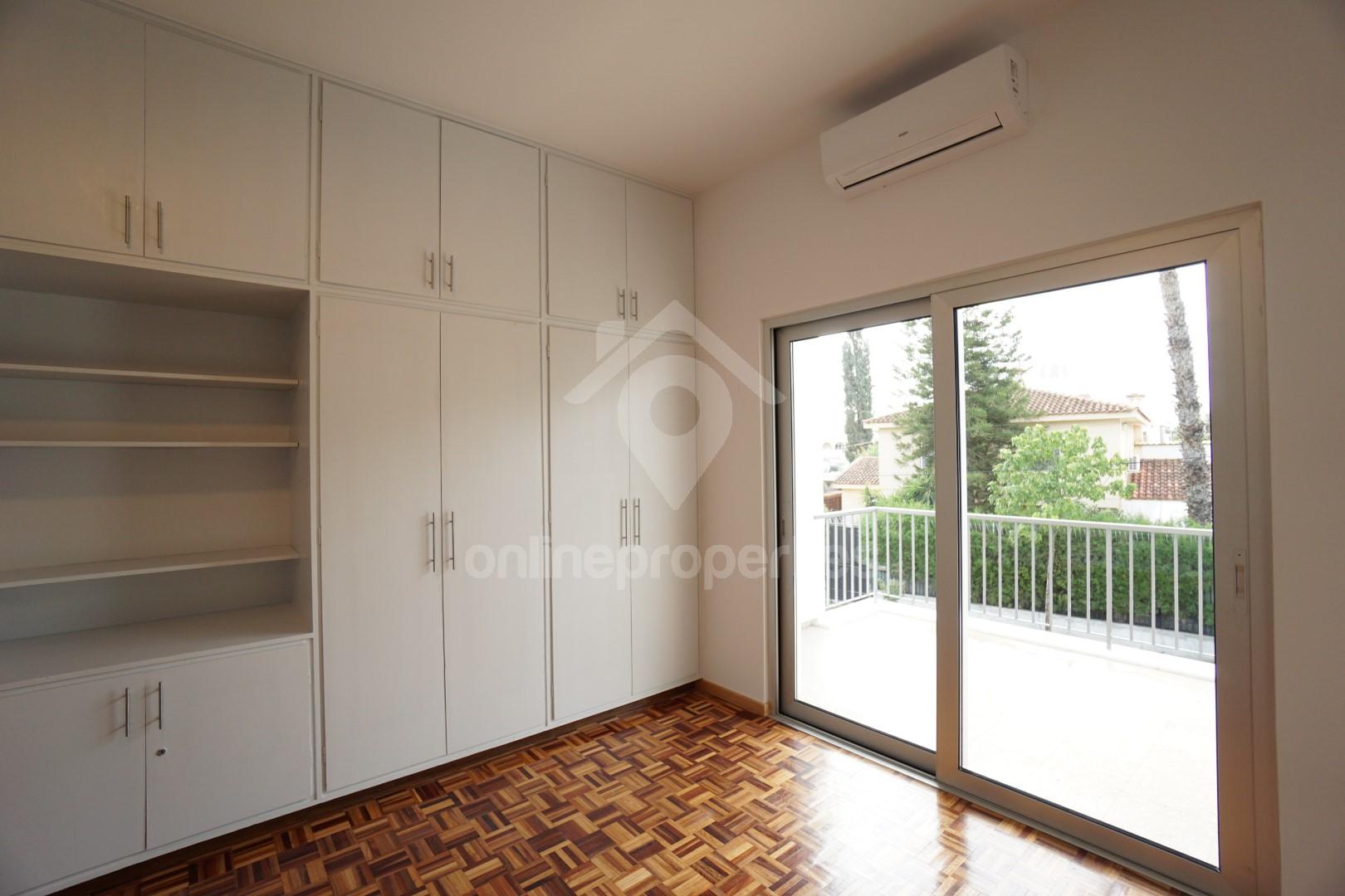 To change image, hover mouse over thumbnails below