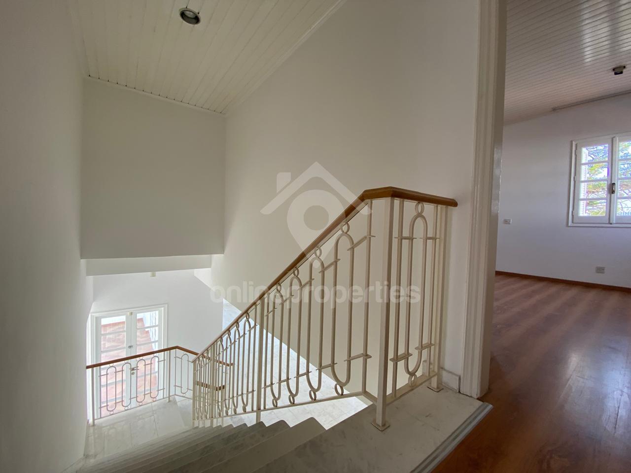 To change image, hover mouse over thumbnails below