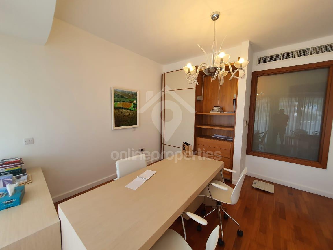 To change image, hover mouse over thumbnails below