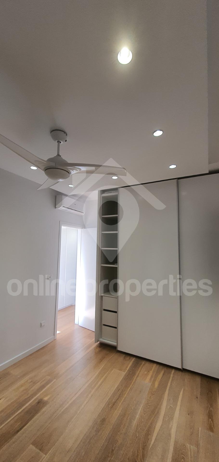 To change image, hover mouse over thumbnails below