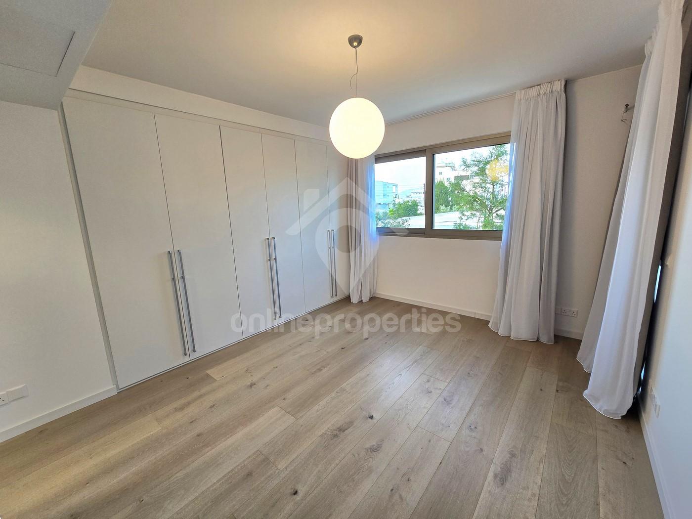 To change image, hover mouse over thumbnails below