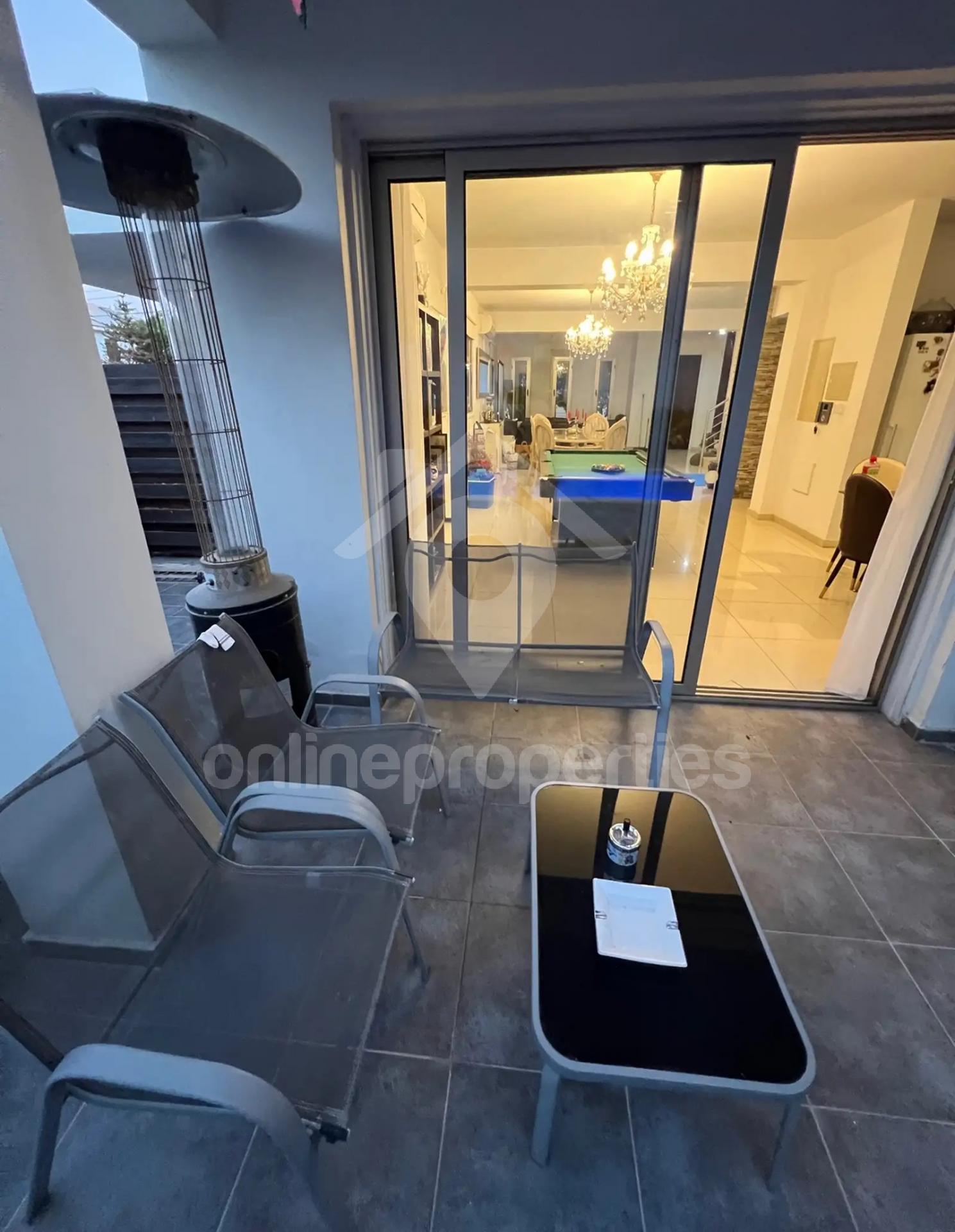 To change image, hover mouse over thumbnails below